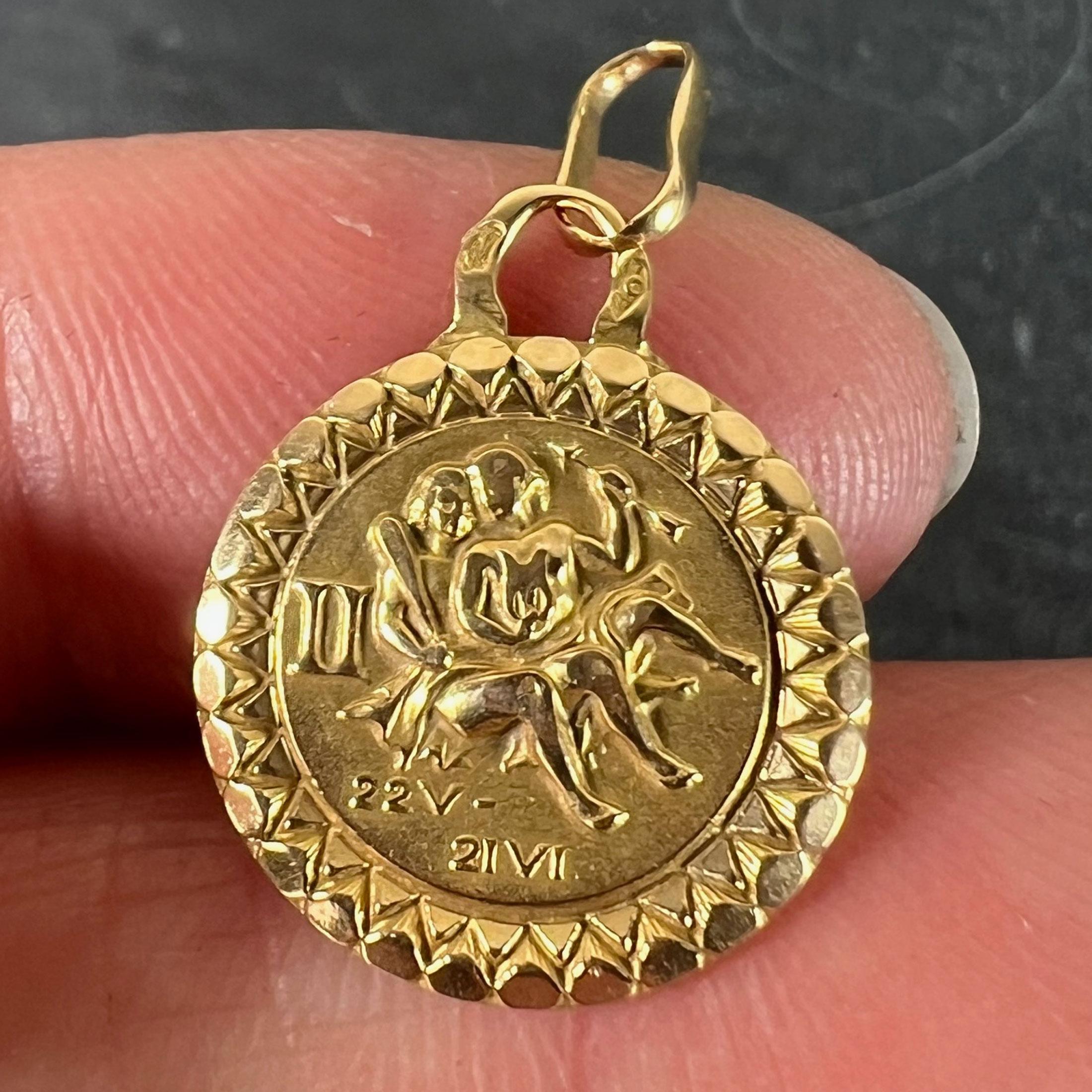Colgante de oro amarillo de 18 quilates con el signo del zodiaco géminis francés Perroud en venta 1