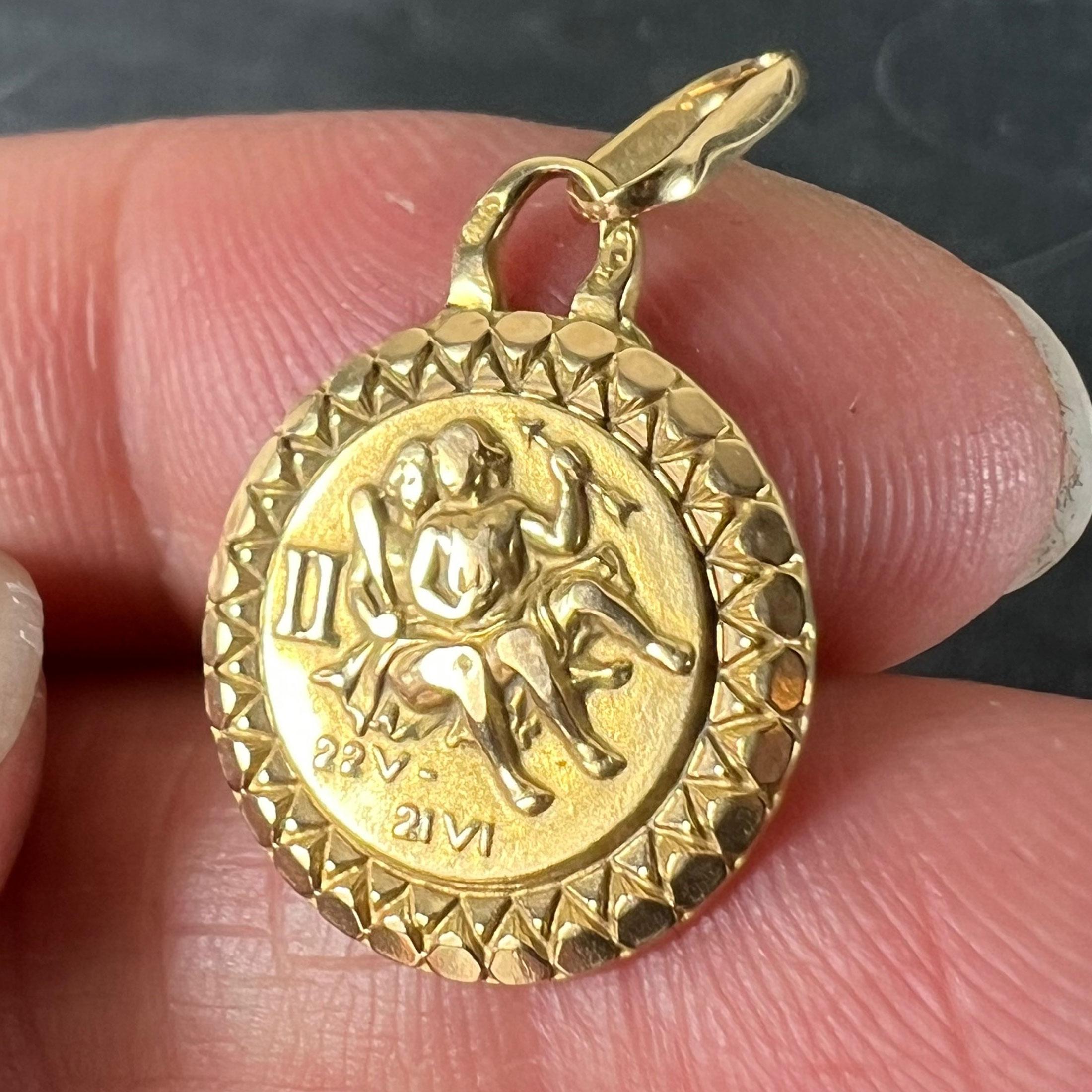 Colgante de oro amarillo de 18 quilates con el signo del zodiaco géminis francés Perroud en venta 2