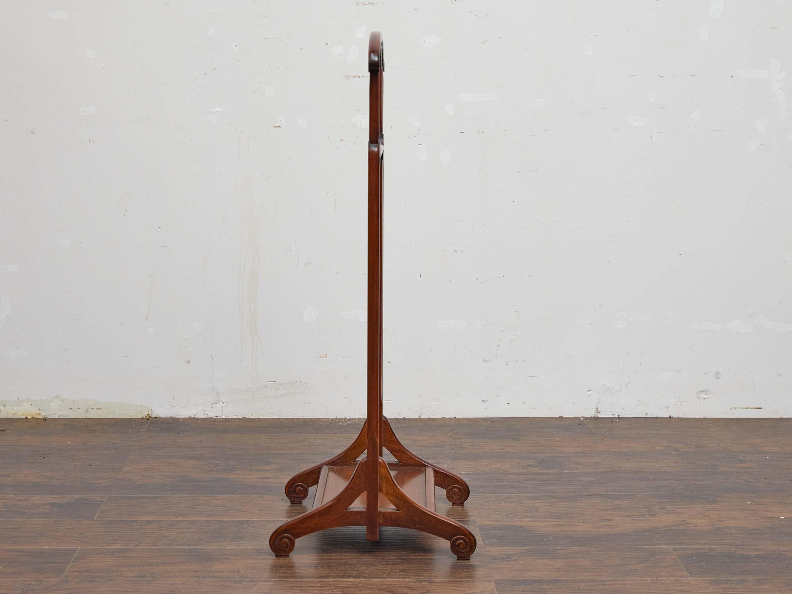 Français Valet de chambre en bois à décor de volutes, début du 20e siècle en vente
