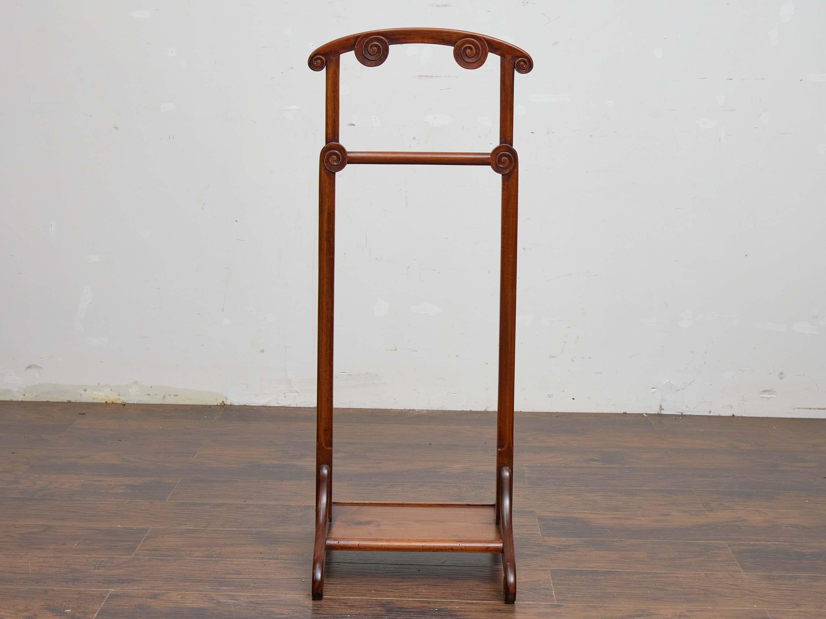Sculpté Valet de chambre en bois à décor de volutes, début du 20e siècle en vente