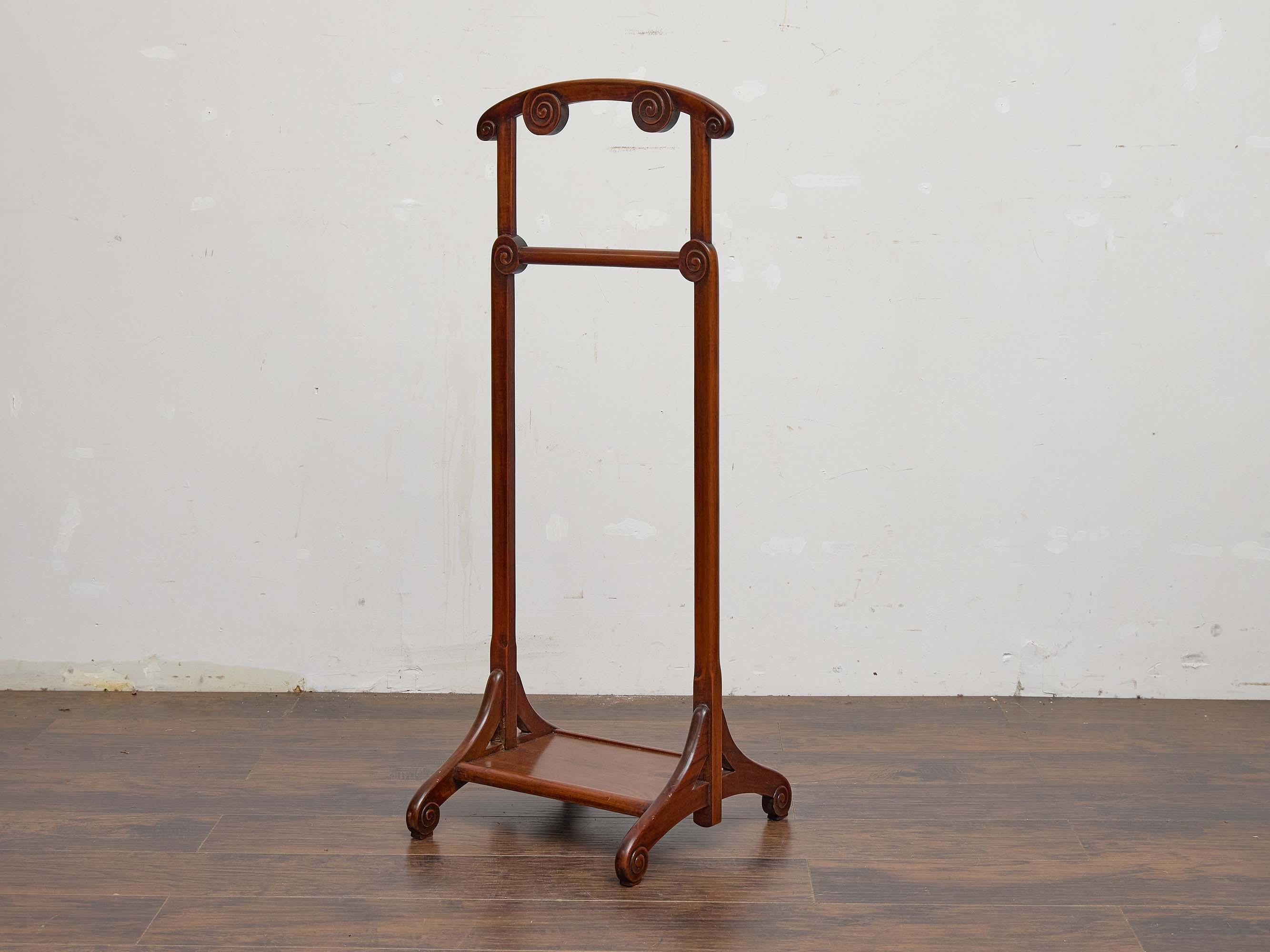 Valet de chambre en bois à décor de volutes, début du 20e siècle Bon état - En vente à Atlanta, GA