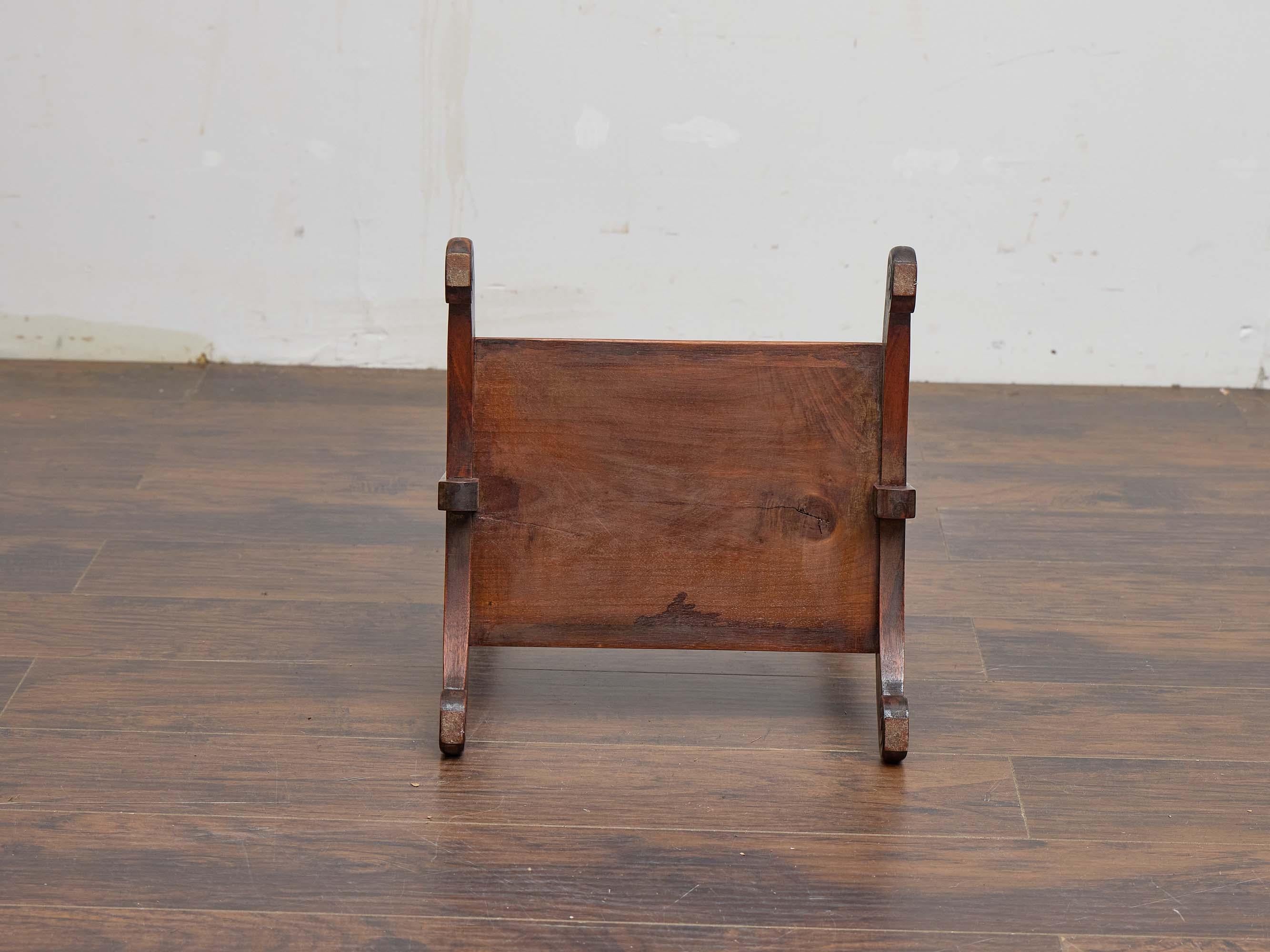 20ième siècle Valet de chambre en bois à décor de volutes, début du 20e siècle en vente