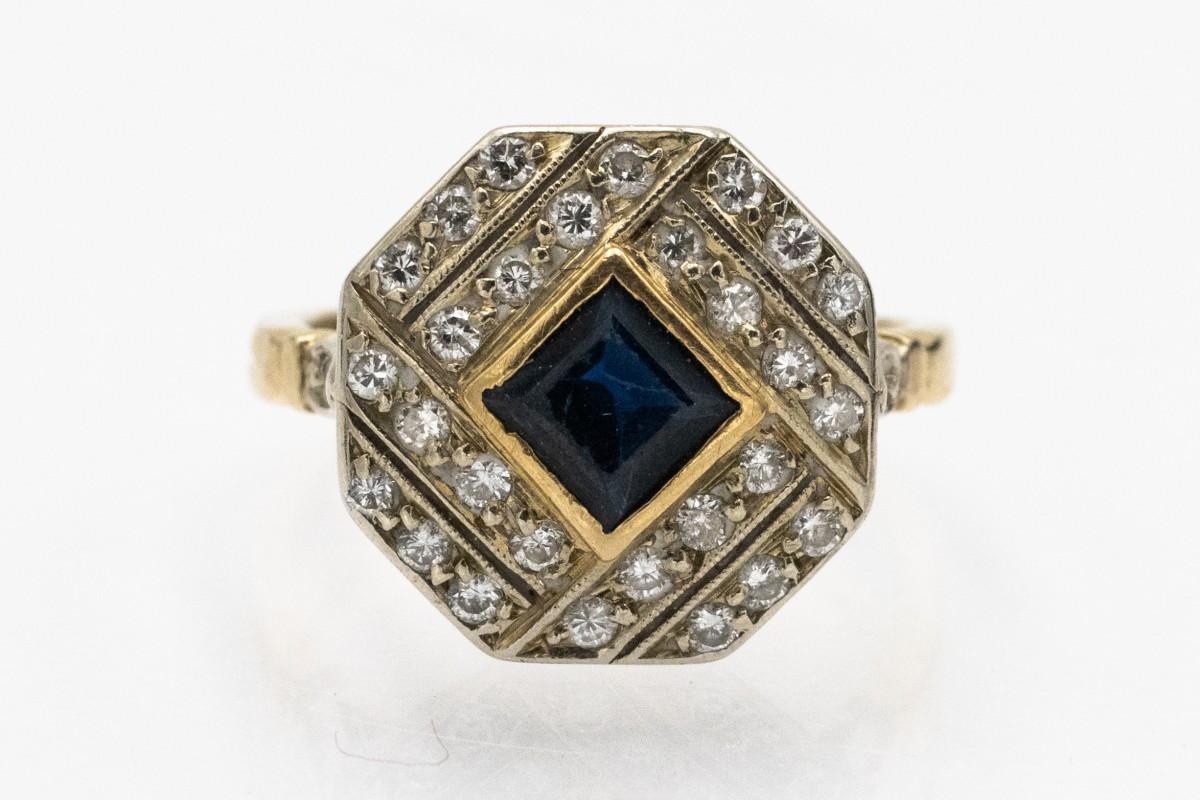 A unique geometric ring made of 18-karat yellow gold.
Origin: France, 1940s.

Its central point is a square, faceted sapphire with a deep blue color and a mass of approx. 0.60ct. The ring is additionally decorated with 30 brilliant-cut diamonds with
