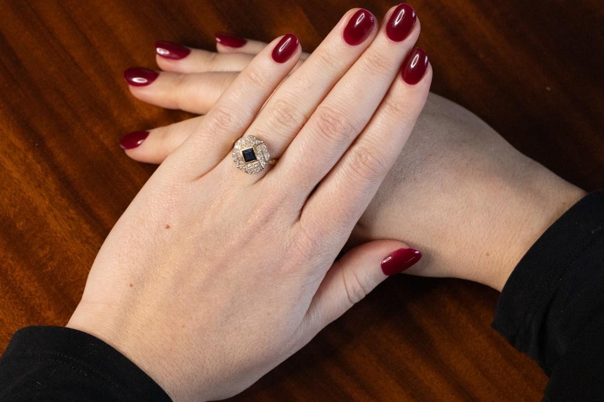 Brilliant Cut French geometric Art Deco ring with sapphire and diamonds, circa 1950s. For Sale