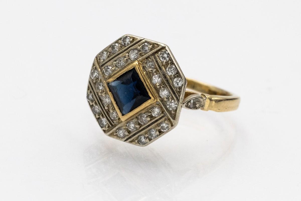 French geometric Art Deco ring with sapphire and diamonds, circa 1950s. In Good Condition For Sale In Chorzów, PL