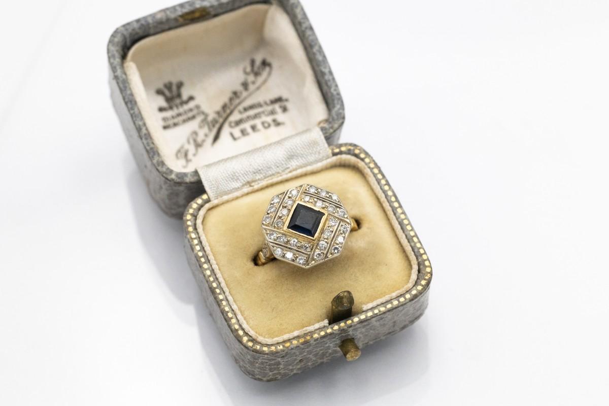 French geometric Art Deco ring with sapphire and diamonds, circa 1950s. For Sale 2