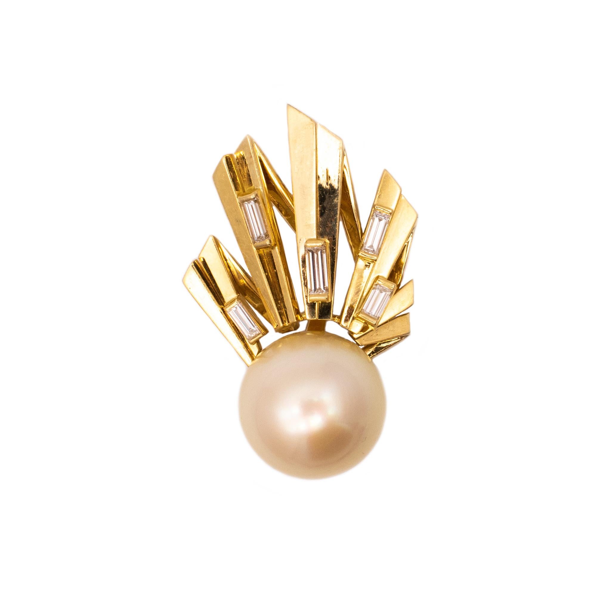 Geometric pendant with large South Sea pearl and diamonds.

A modernist European piece crafted in solid yellow gold of 18 karats, with high polish finish. This geometric spiky pendant is completely assembled piece by piece and is embellished with a