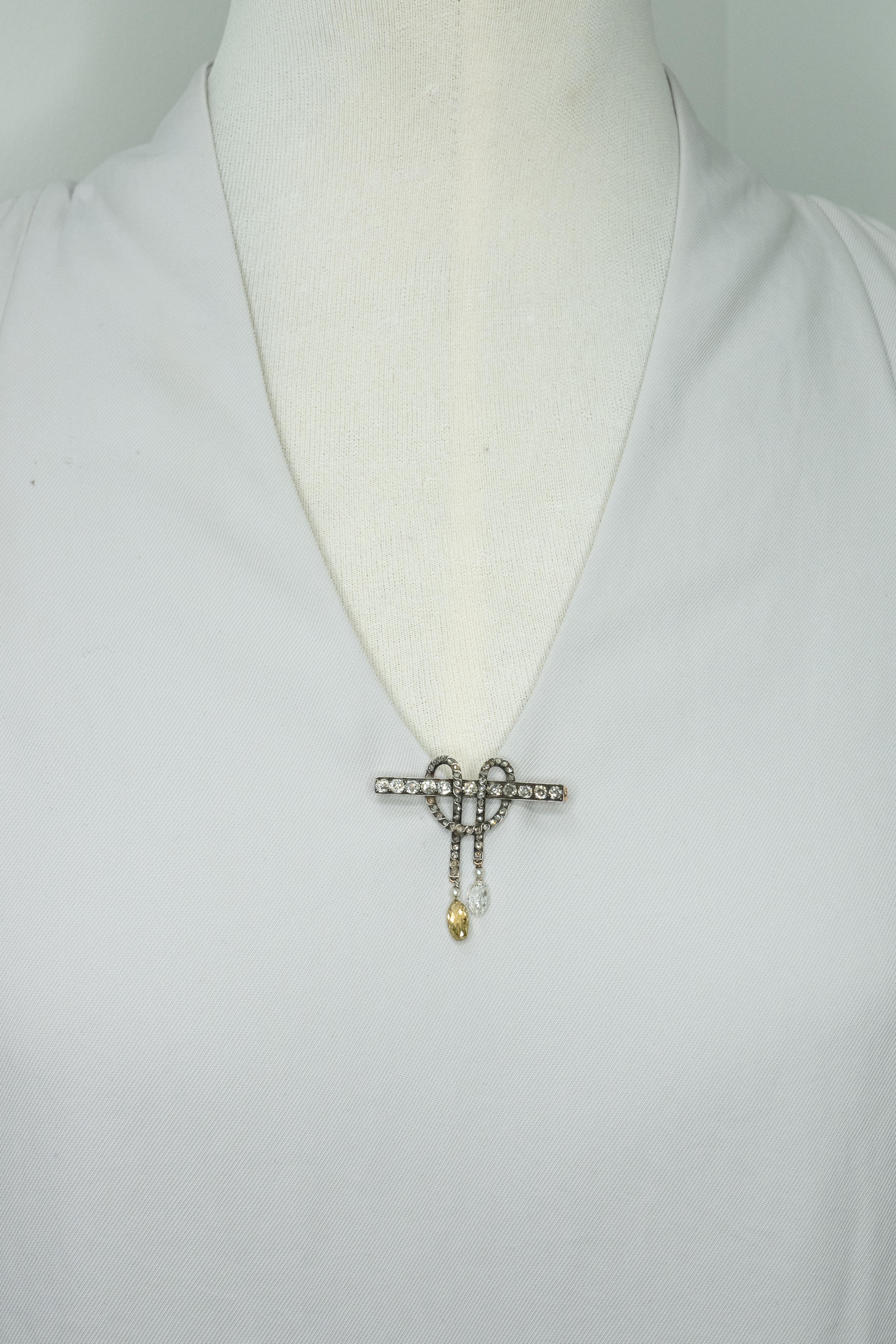 Very rare and beautifully preserved late-Georgian French jewel, this elegant bow-form brooch is crafted in 18K gold topped with silver, fully set with antique rose-cut, old mine cut and Briolette diamonds weighing approximate 4.0 carats that shimmer