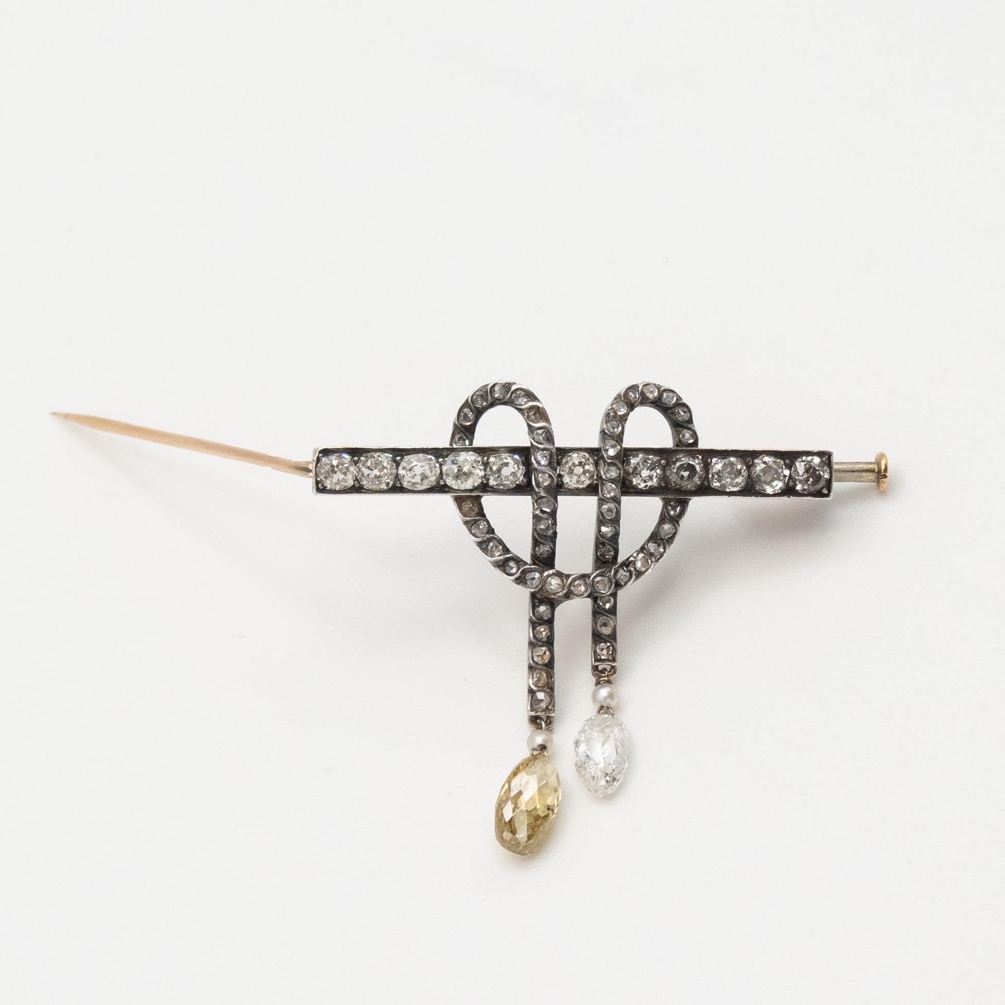 French Georgian 18K Gold & Silver-Topped Diamond Bow Brooch with Briolette Drops In Excellent Condition For Sale In New York, NY