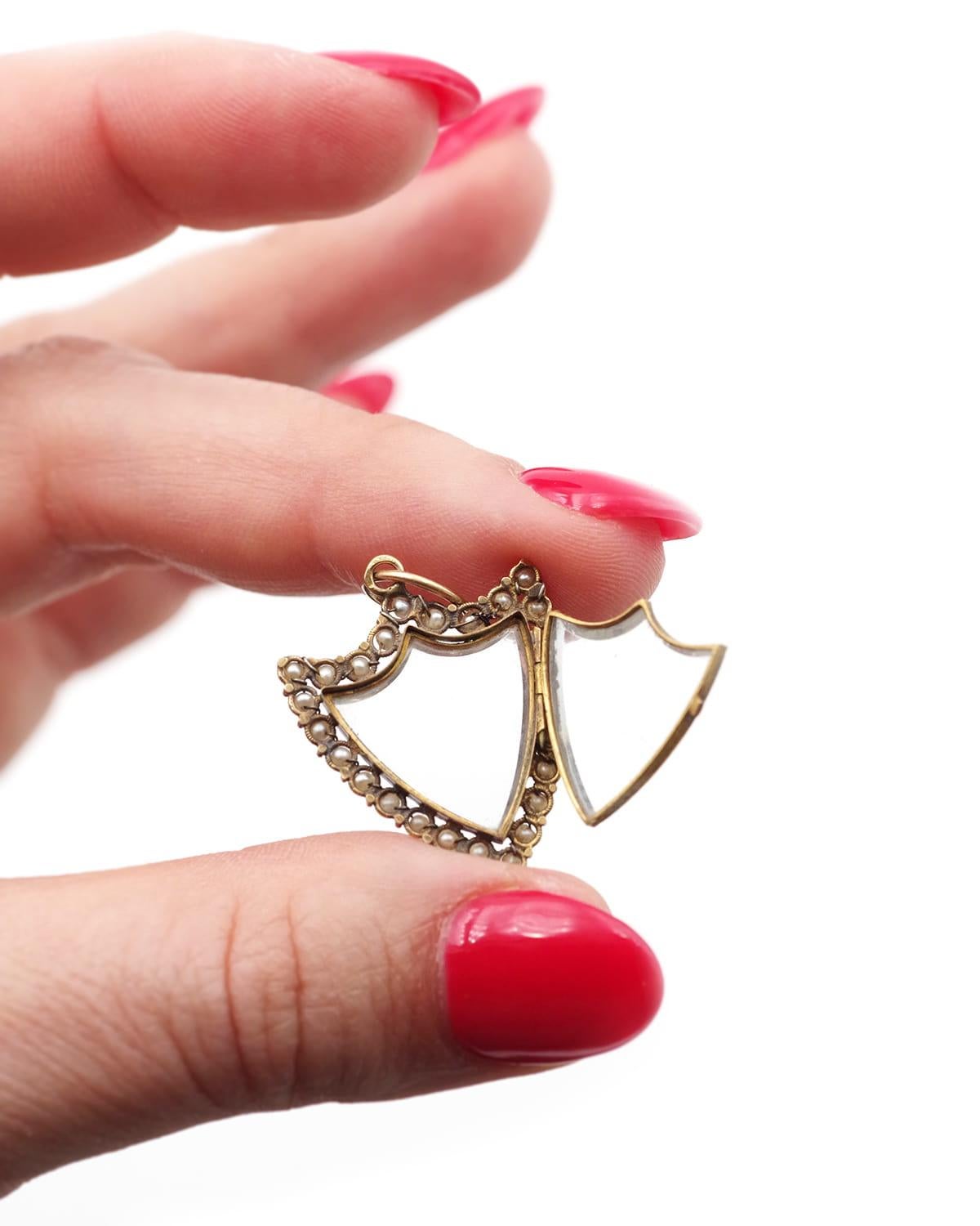 Early Victorian French Georgian antique shield locket in 18k gold, with natural pearl pendant For Sale