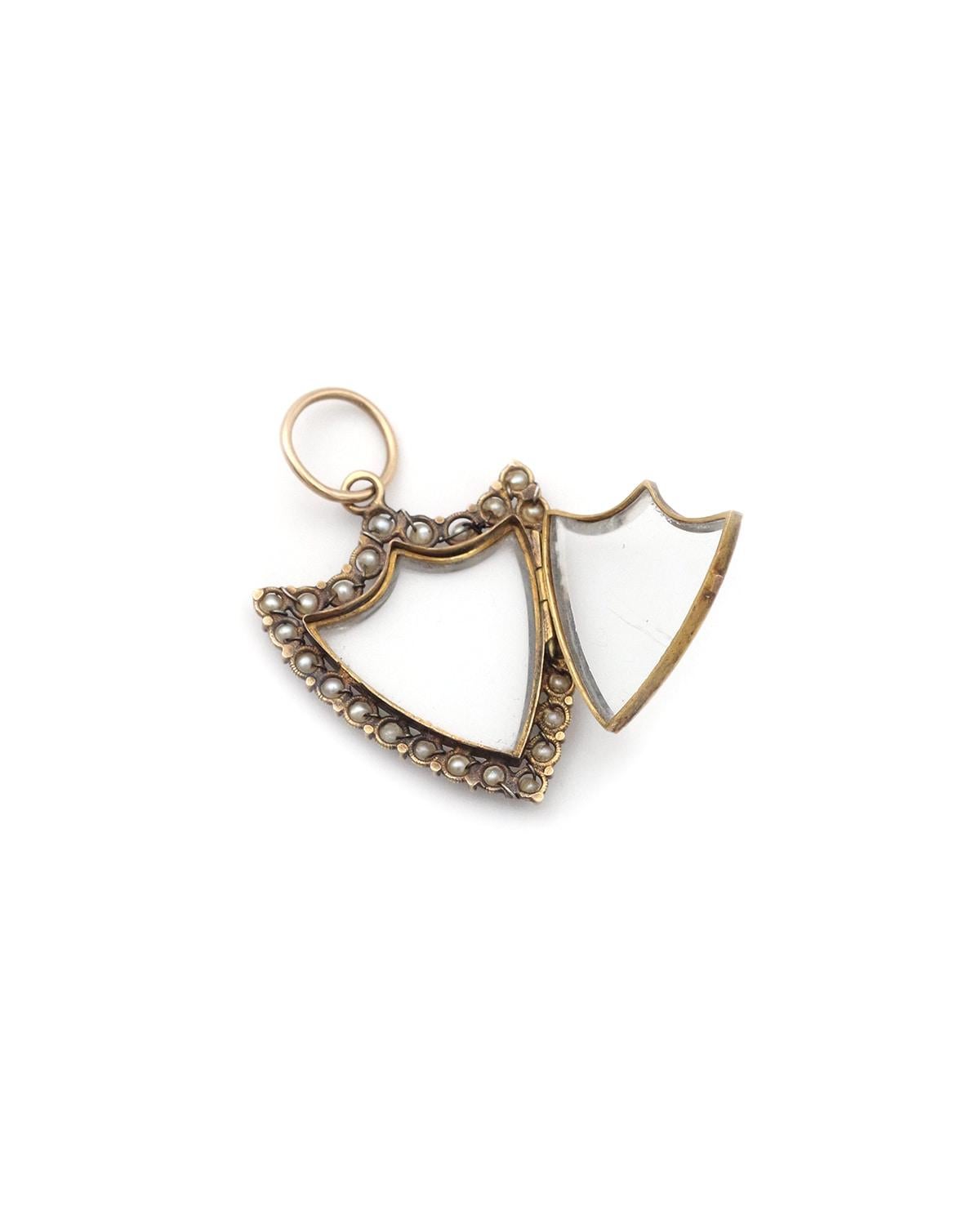 Uncut French Georgian antique shield locket in 18k gold, with natural pearl pendant For Sale