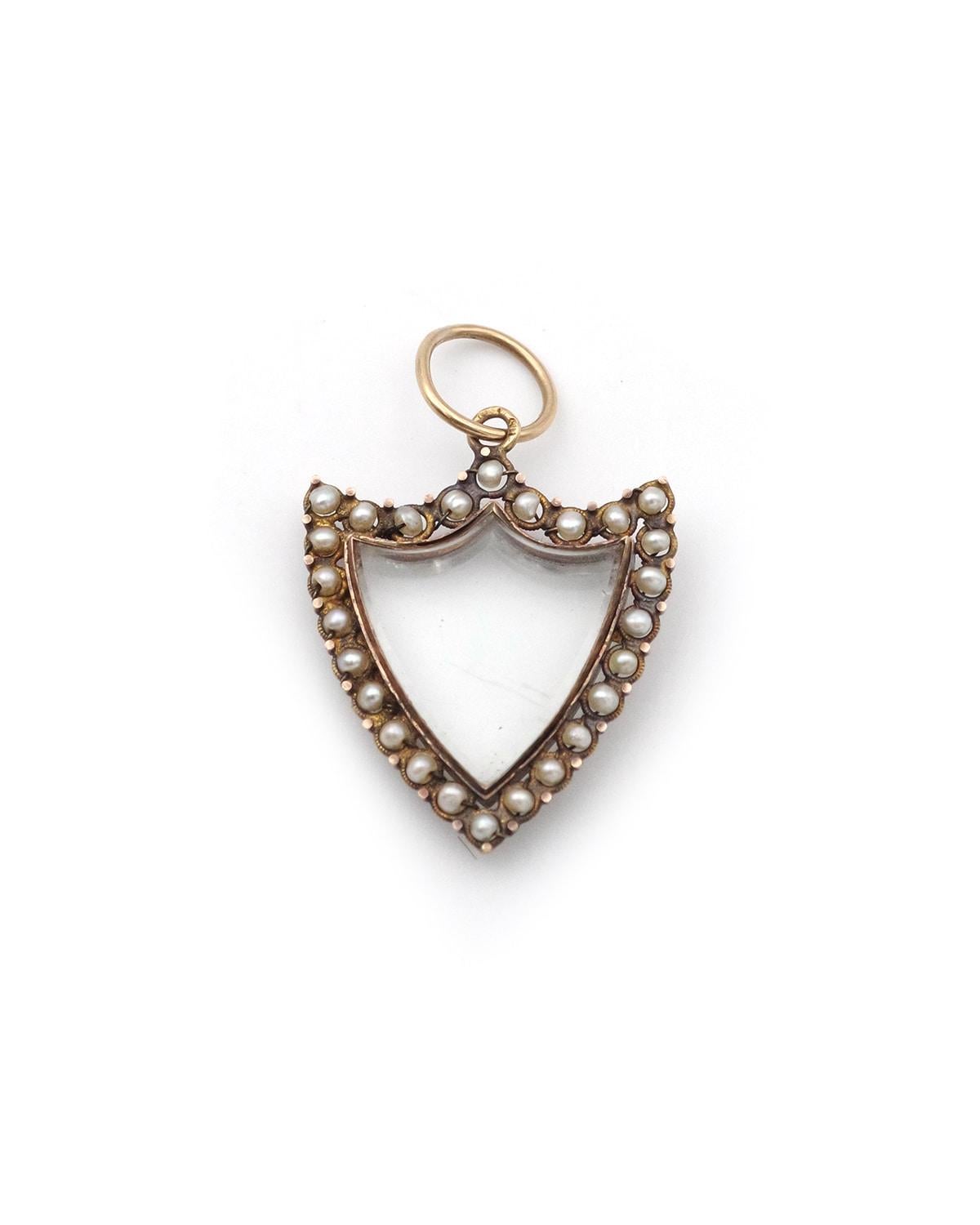 French Georgian antique shield locket in 18k gold, with natural pearl pendant In Good Condition For Sale In PARIS, FR