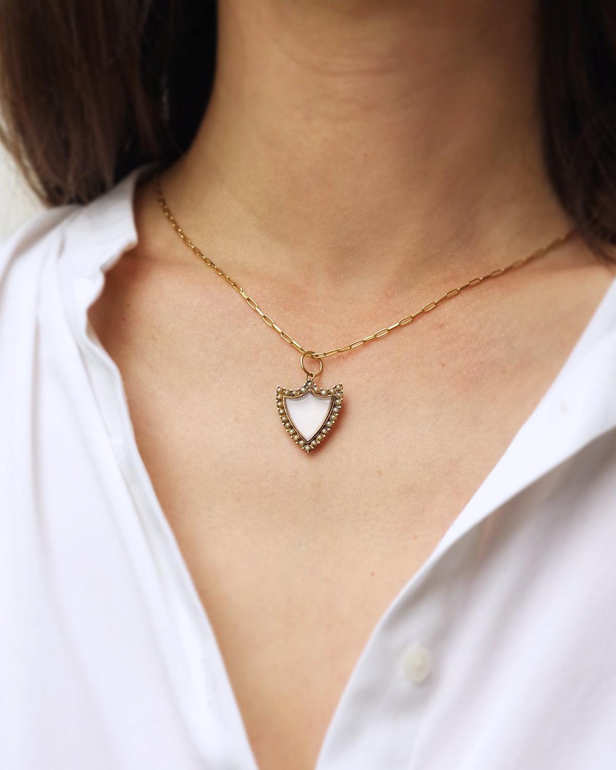 French Georgian antique shield locket in 18k gold, with natural pearl pendant For Sale 1
