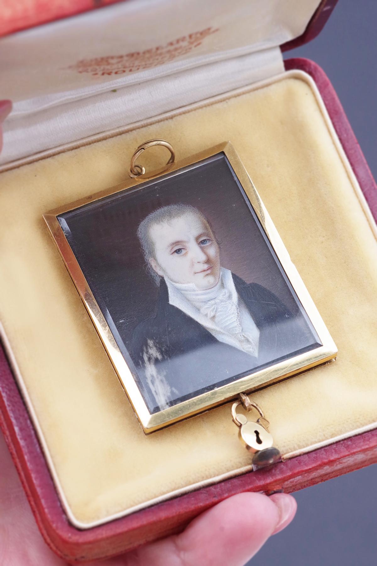 French Georgian gentleman portrait pendant padlock, Sentimental locket pendant im Angebot 3
