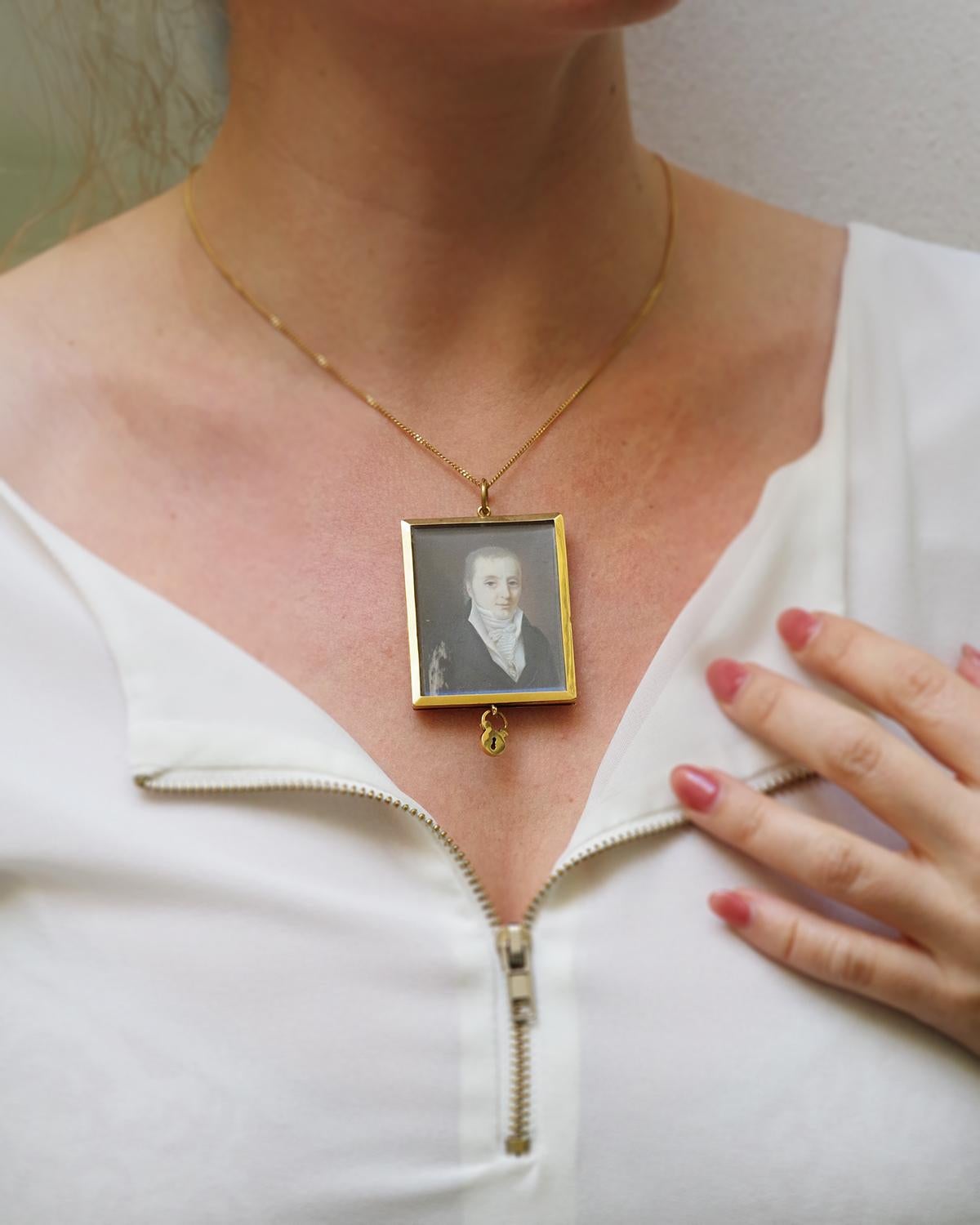 French Georgian gentleman portrait pendant padlock, Sentimental locket pendant im Angebot 4