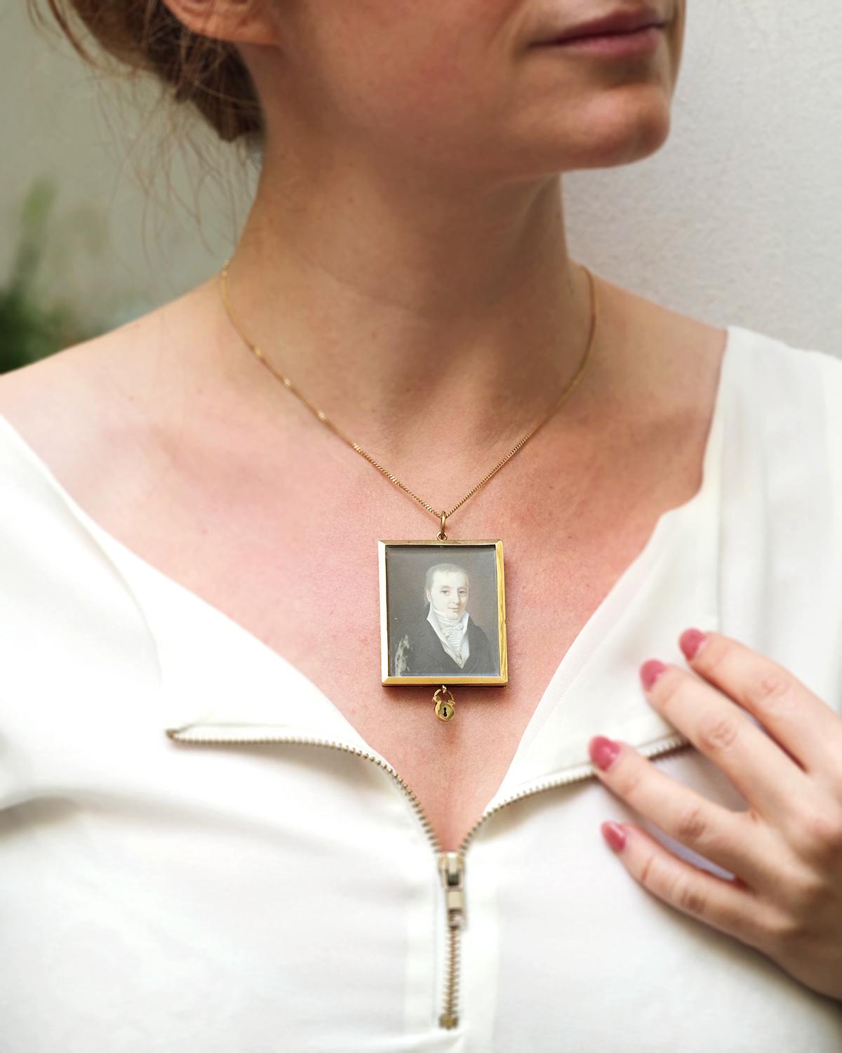 French Georgian gentleman portrait pendant padlock, Sentimental locket pendant im Angebot 5
