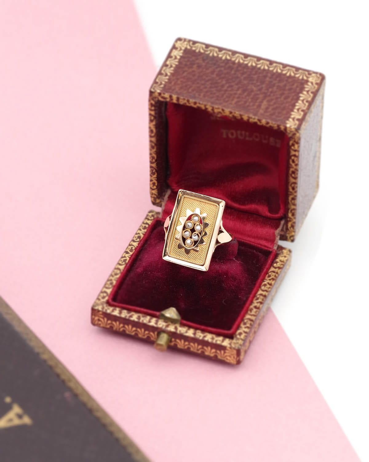 French Georgian pearl ring in 18 karat gold, rectangular shape, natural pearl In Good Condition For Sale In PARIS, FR