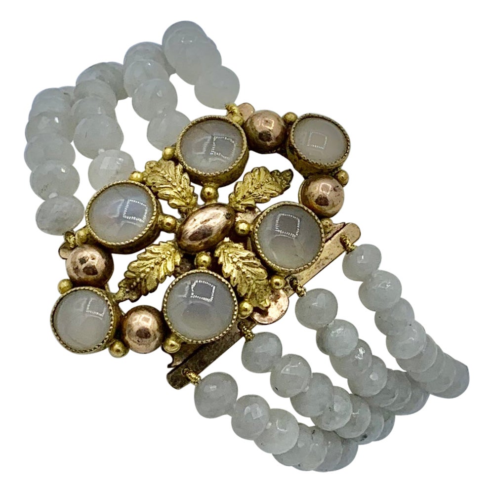 Bracciale francese georgiano di agata bianca a quattro fili del XIX secolo Pinchbeck in vendita