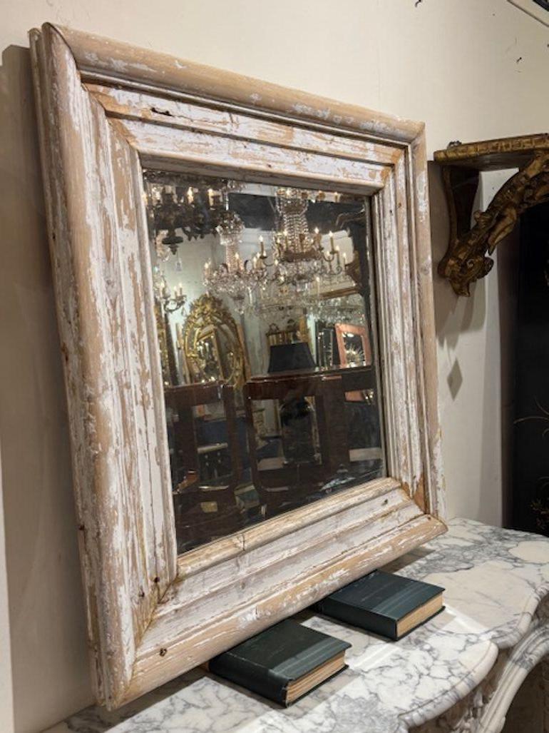 Specchio francese antico in gesso su pino. (Gli specchi francesi antichi in gesso su pino offrono una patina calda, dettagli strutturati e un fascino senza tempo. 35.75 x 35.75 
