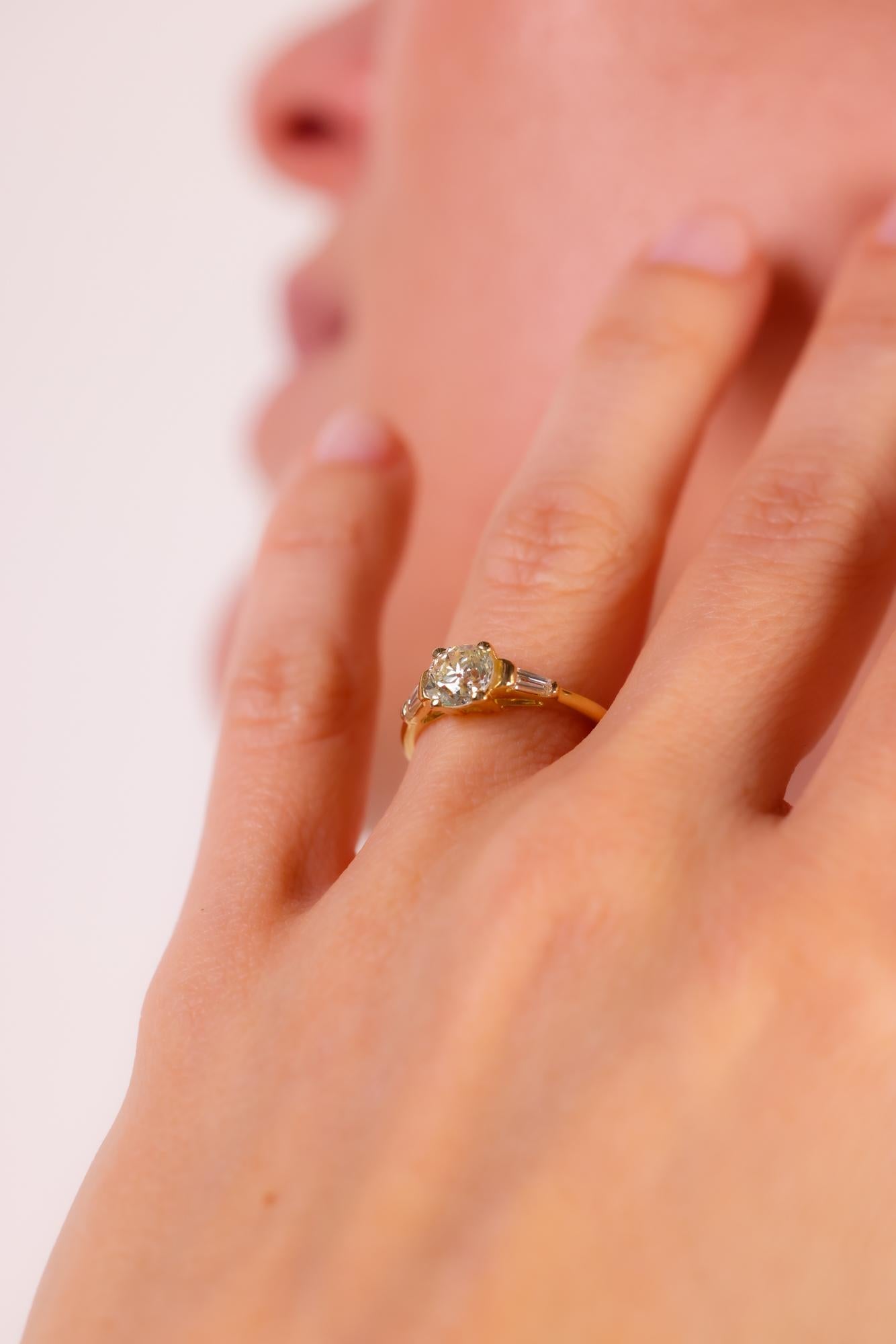 Verlobungsring aus 18 Karat Gelbgold mit GIA 1,01 rundem Diamanten im Brillantschliff im Zustand „Hervorragend“ im Angebot in Beverly Hills, CA