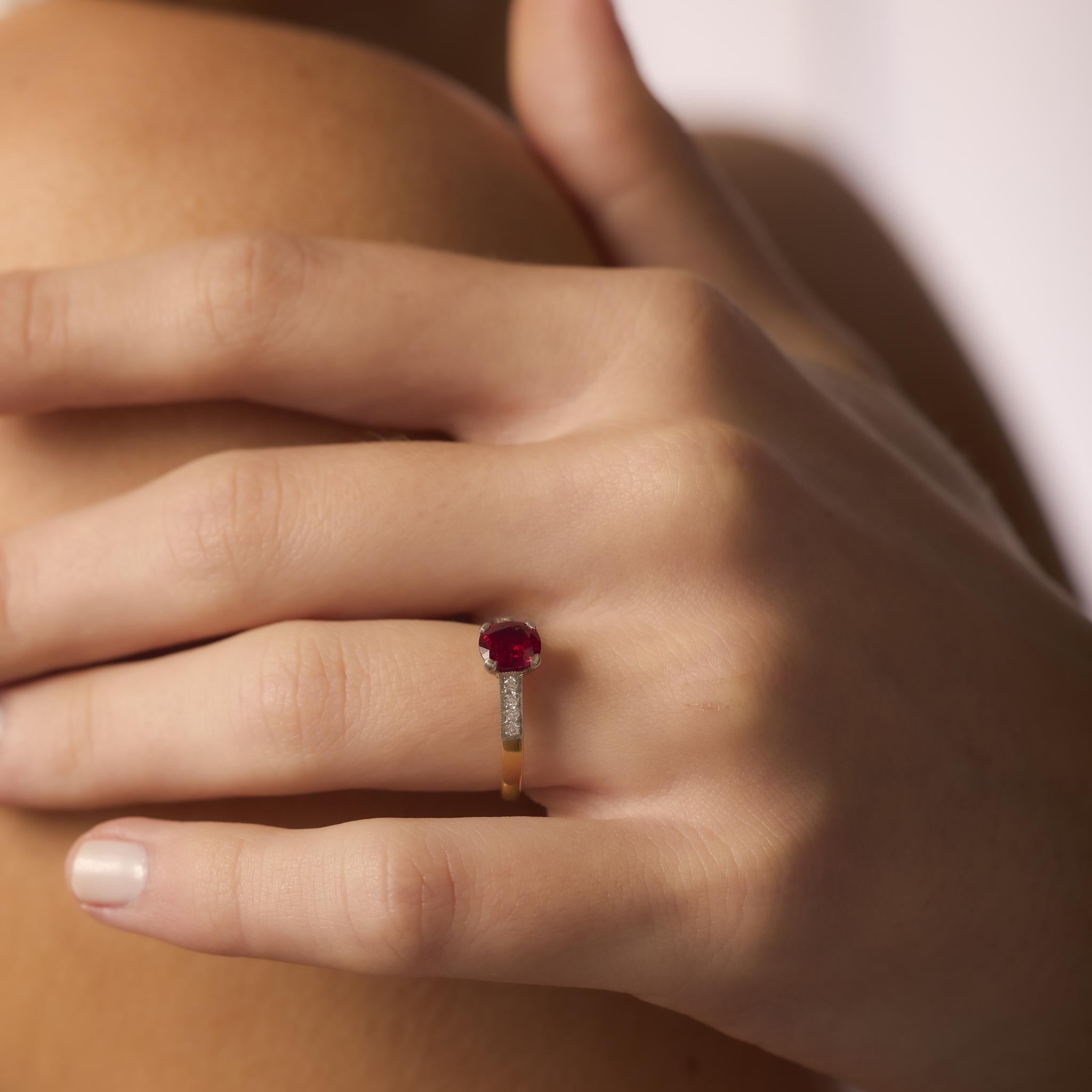 French GIA 1.18 carat no heat ruby diamond 18k yellow gold ring Corte cojín en venta