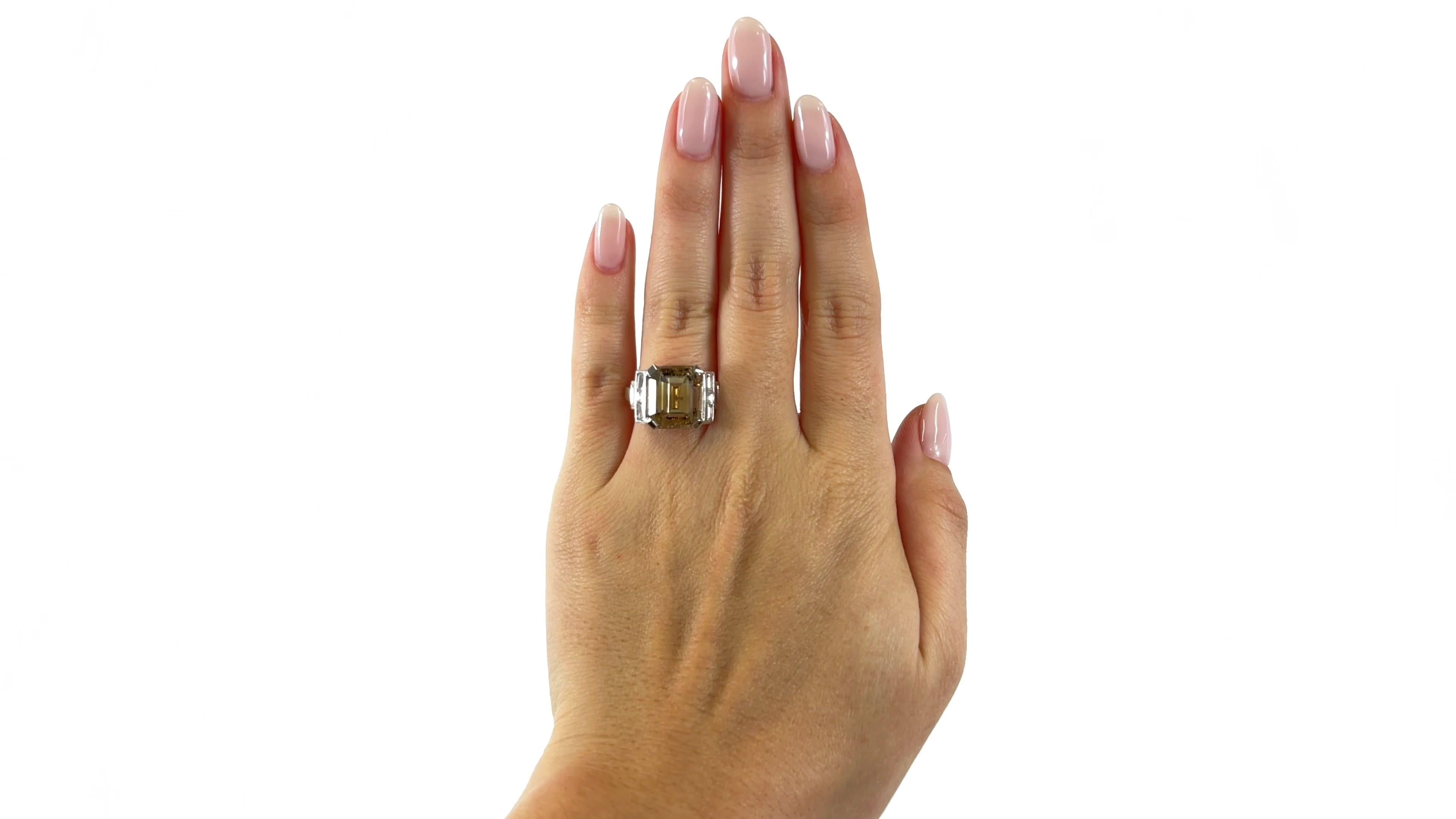 Ein Retro French GIA 12,20 Karat Fancy Gelb-Braun Diamant 18 Karat Weißgold Verlobungsring. Mit einem GIA-zertifizierten 12,20-Karat-Diamanten im Smaragdschliff, begleitet von einem Zertifikat #2205634849, das besagt, dass der Diamant eine