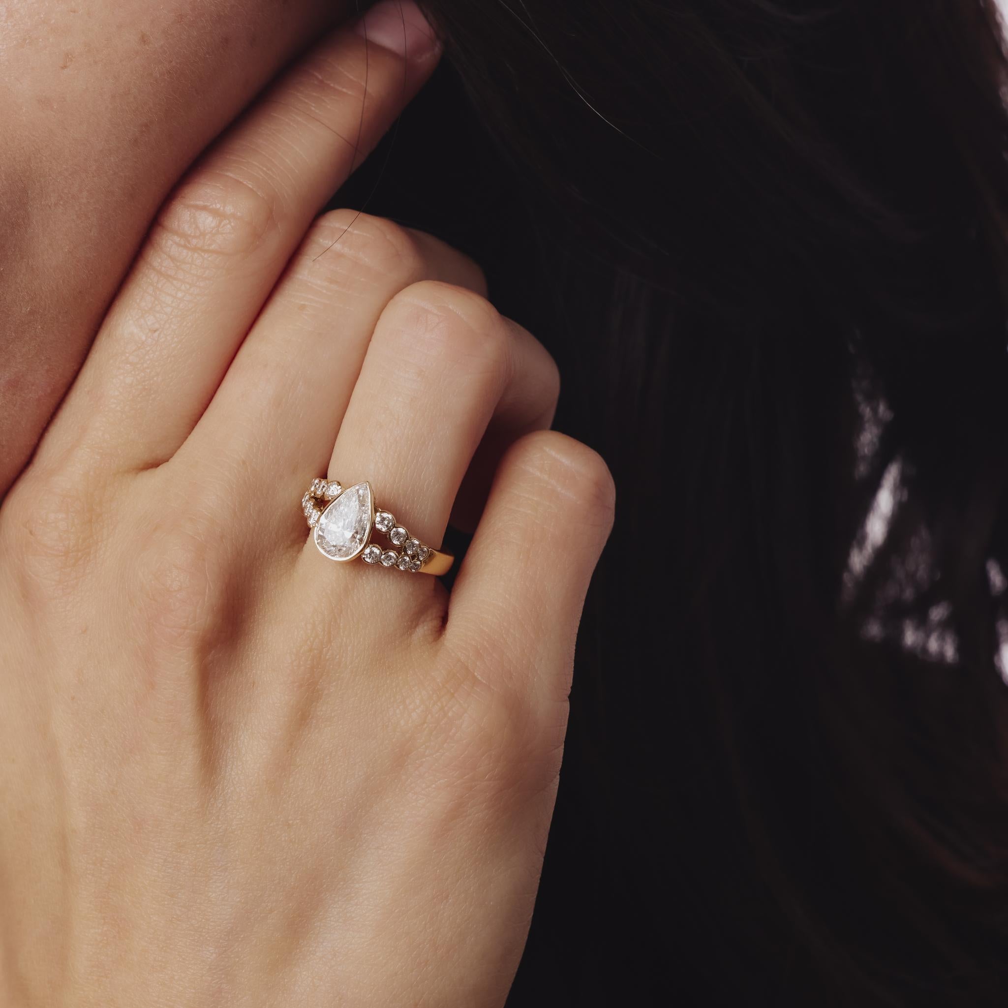 Taille poire Bague de fiançailles en or jaune 18k GIA 1,56 carat diamant poire français en vente