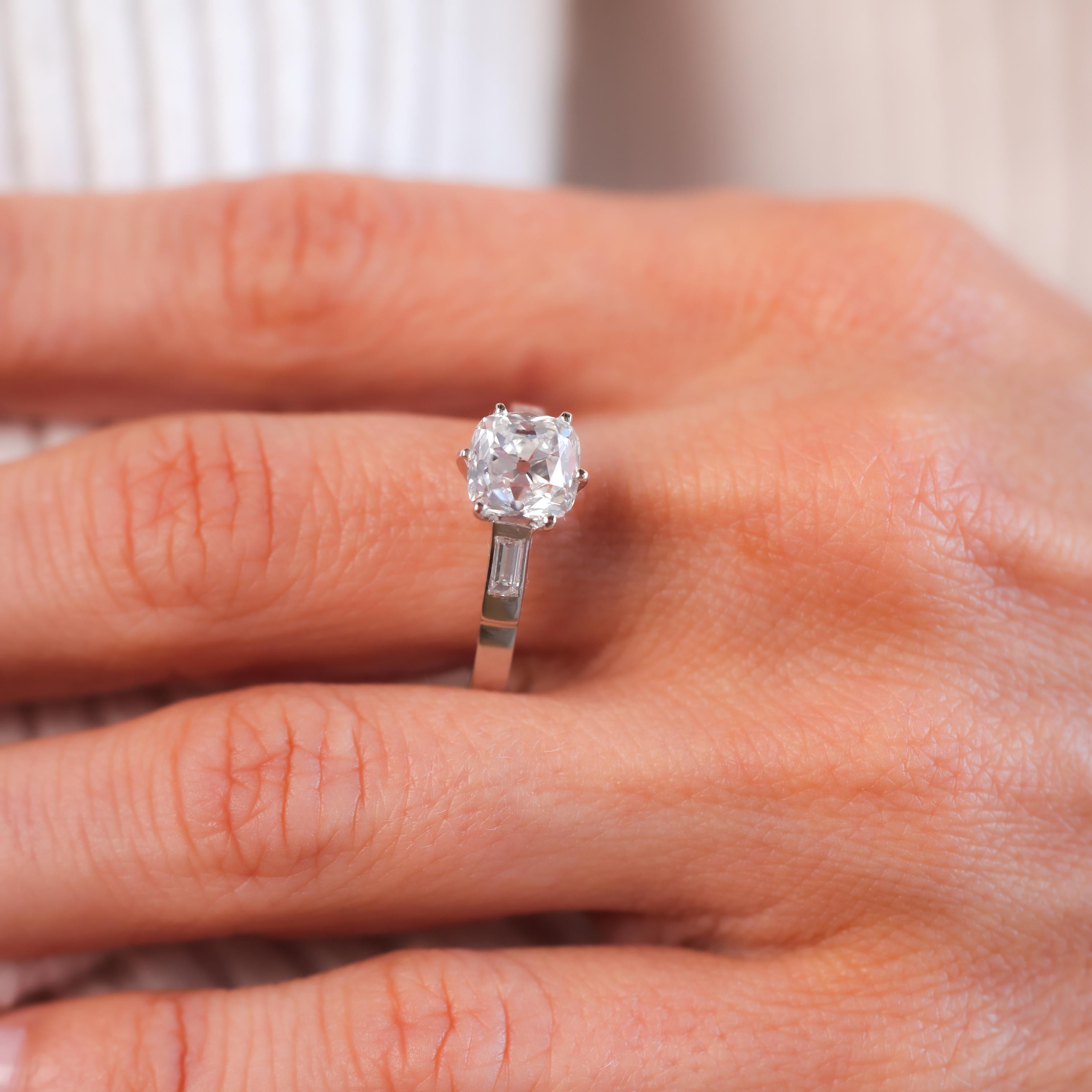 Taglio vecchia miniera Anello di fidanzamento in platino con diamante Old Mine Cut da 2,19 carati GIA francese in vendita