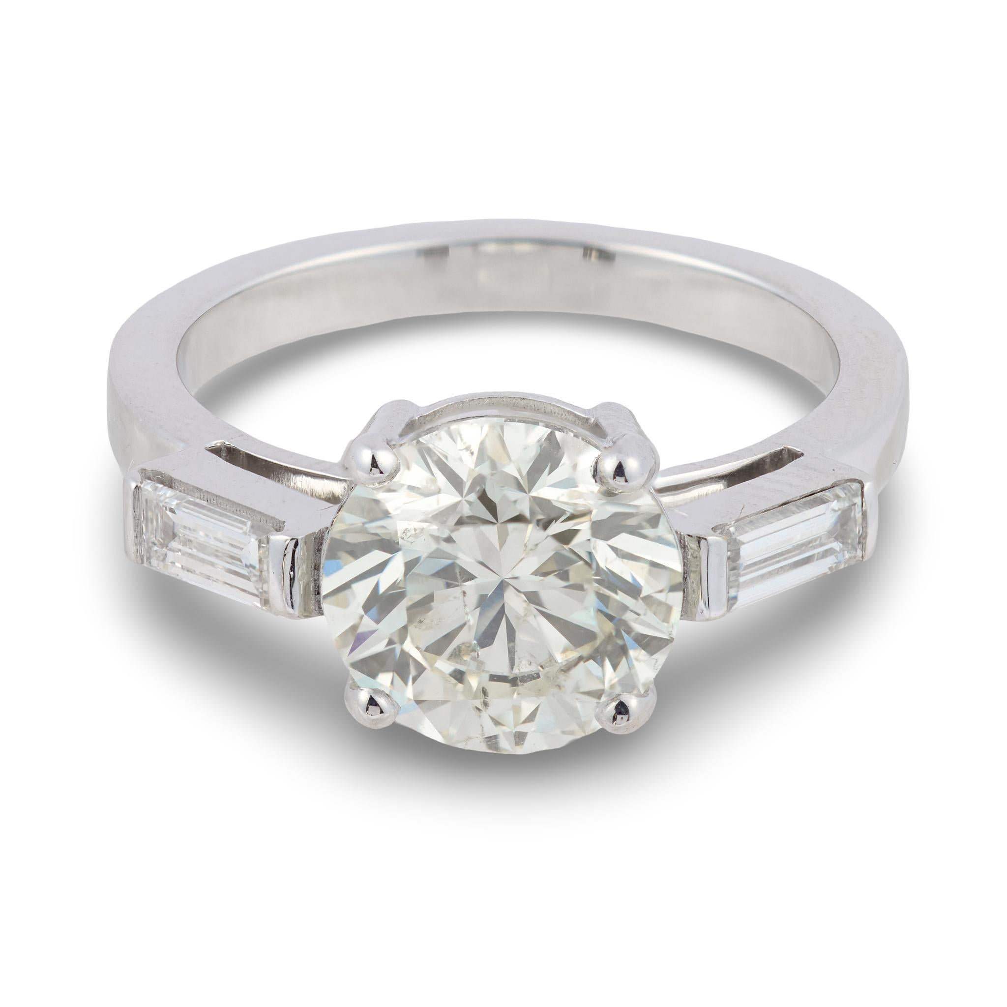 Contemporaneo Anello di fidanzamento in platino con diamante rotondo taglio brillante GIA francese da 2.50 carati in vendita