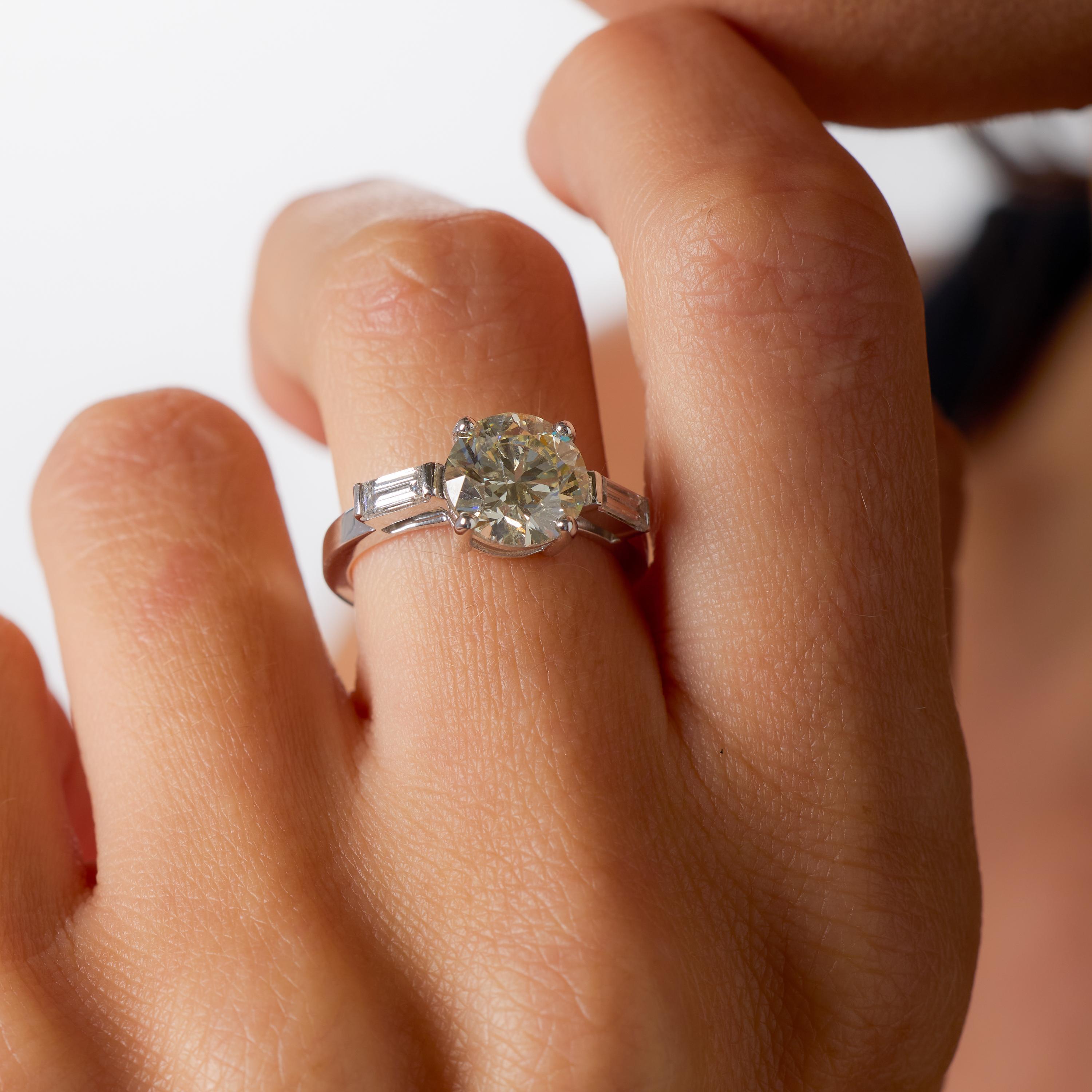 Taglio brillante Anello di fidanzamento in platino con diamante rotondo taglio brillante GIA francese da 2.50 carati in vendita