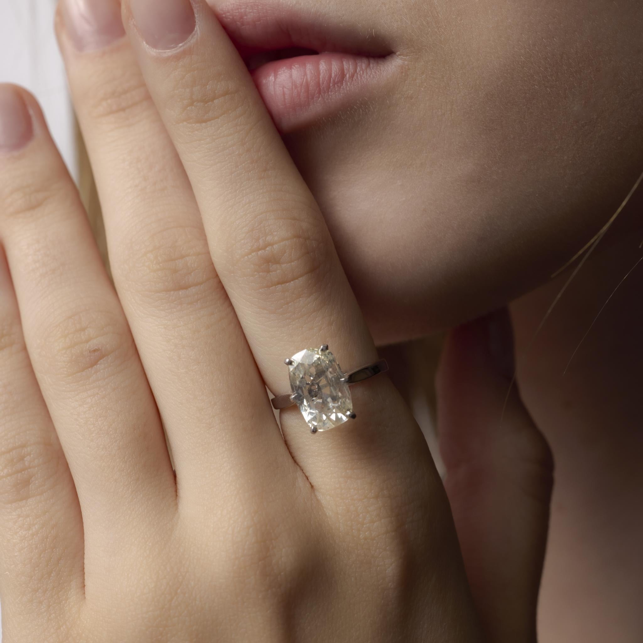 Este elegante anillo de mediados de siglo presenta un diamante de talla Old Mine alargado de 3,03 quilates con GIA engastado en platino y oro blanco de 18 quilates, que combina un brillo suave con el arte francés atemporal.