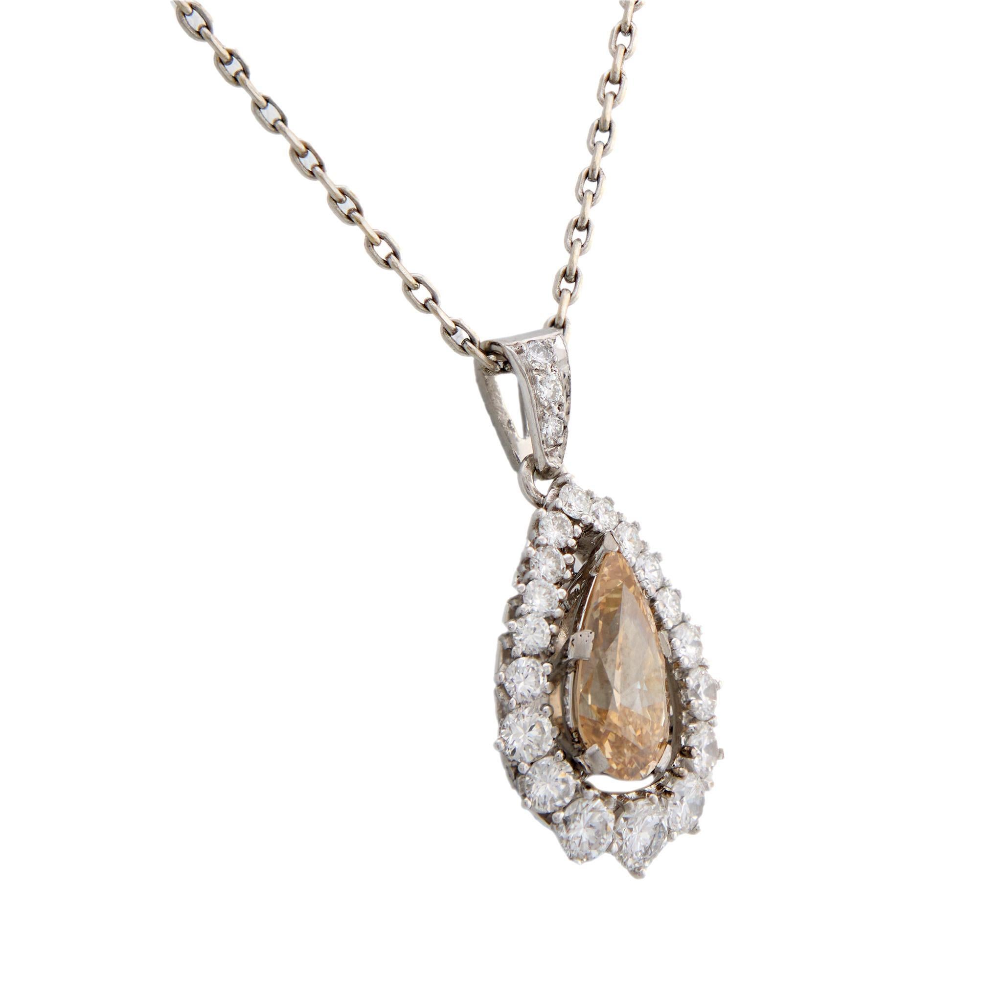 Contemporain Collier en platine et or blanc 18k avec un diamant français GIA de 3,06 carats de couleur fantaisie en vente