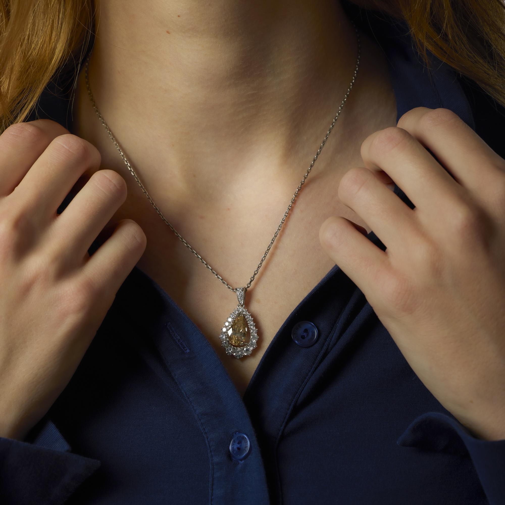 Taille poire Collier en platine et or blanc 18k avec un diamant français GIA de 3,06 carats de couleur fantaisie en vente