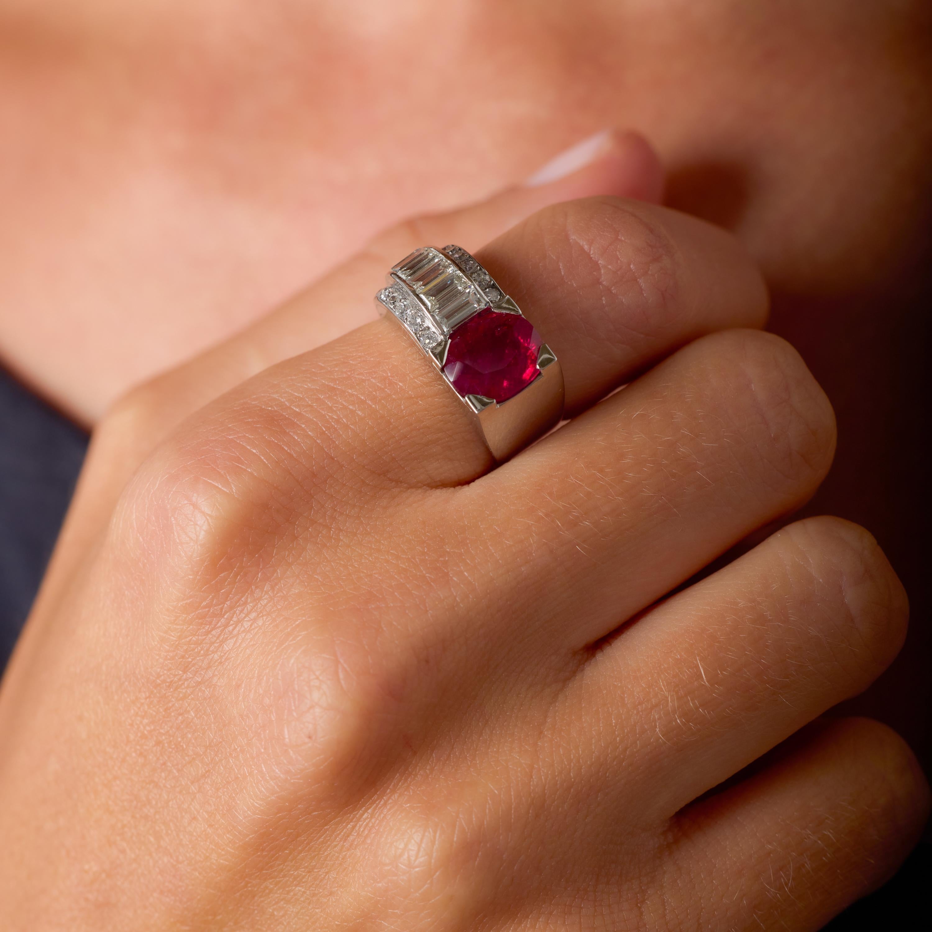 Dieser außergewöhnliche französische Mid-Century-Ring präsentiert einen seltenen burmesischen Rubin von 3,54 Karat - ein außergewöhnlicher Edelstein, der wegen seiner leuchtenden Farbe, seiner Herkunft und des völligen Fehlens einer Wärmebehandlung