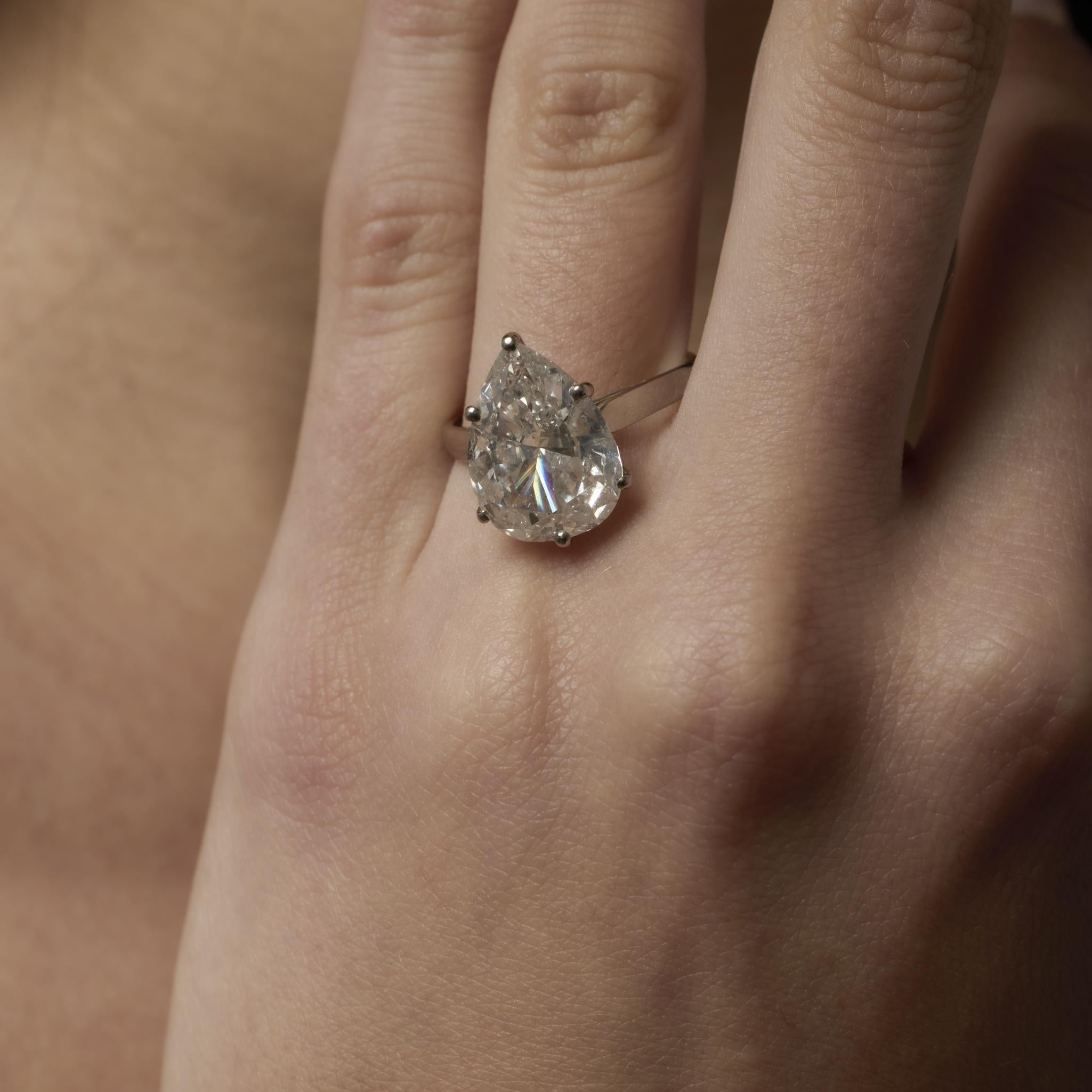 Questo anello Mid-Century degli anni '60 è realizzato in oro bianco 18 carati e presenta un diamante a forma di pera certificato GIA del peso di 5,51 carati, di colore I e purezza I1 (GIA #2235686802). Con il marchio dell'aquila francese e i marchi