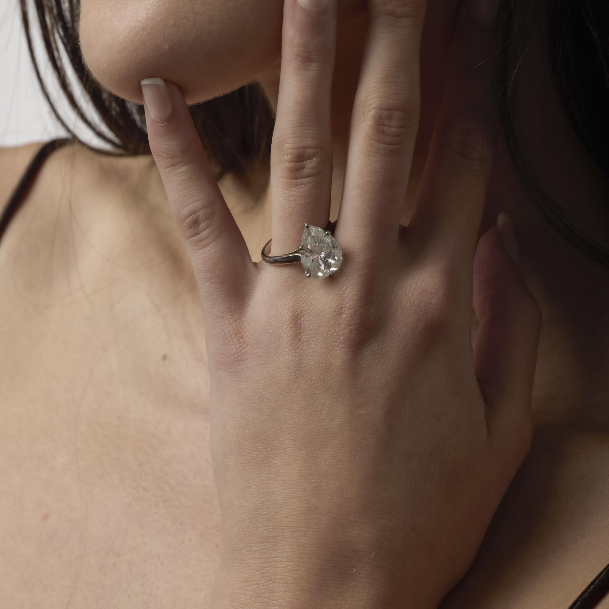 Taglio a goccia Anello di fidanzamento in oro bianco 18k con diamante a forma di pera da 5,51 carati GIA francese in vendita