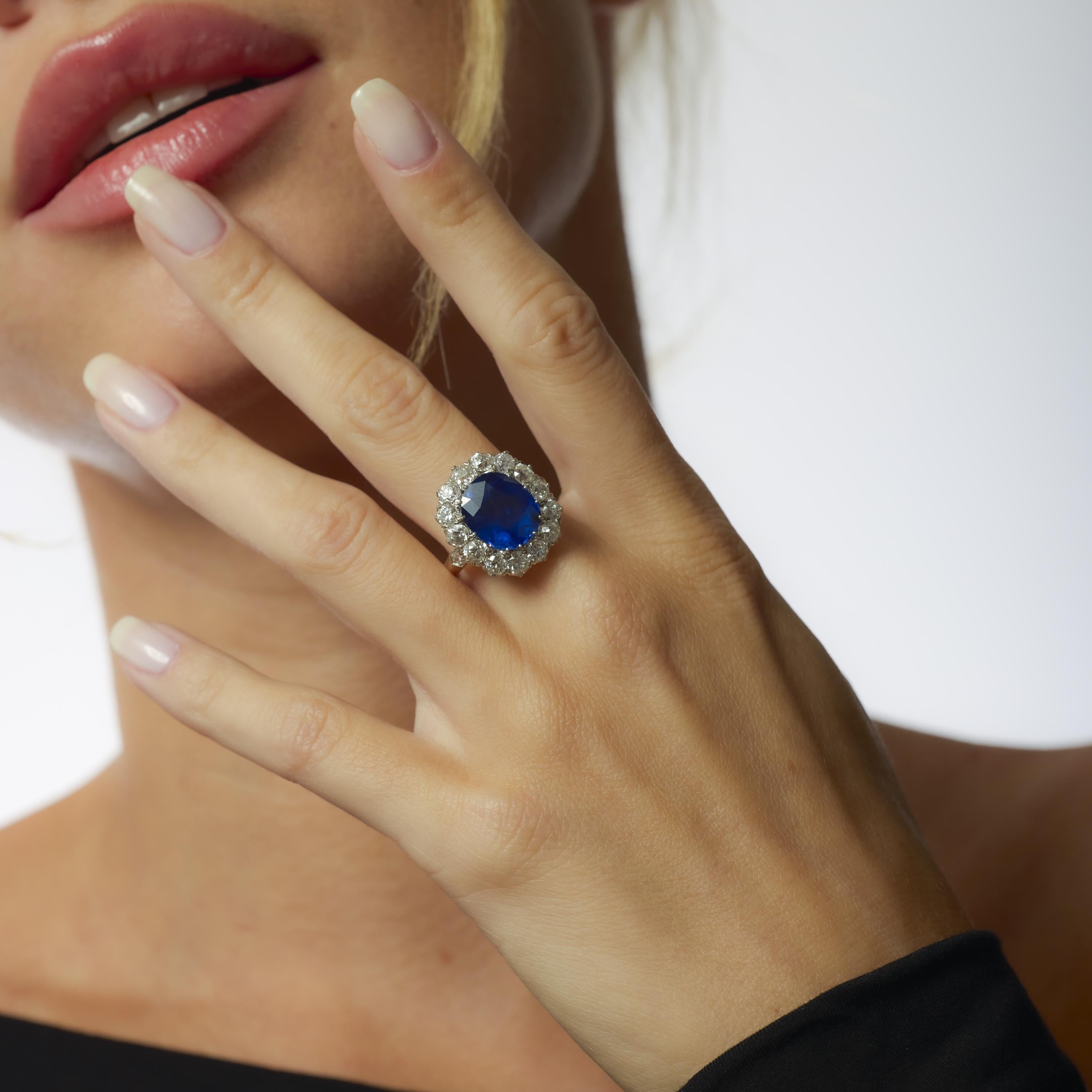 Taglio ovale French GIA 6.44 carat no heat sapphire diamond 18k cluster ring in vendita