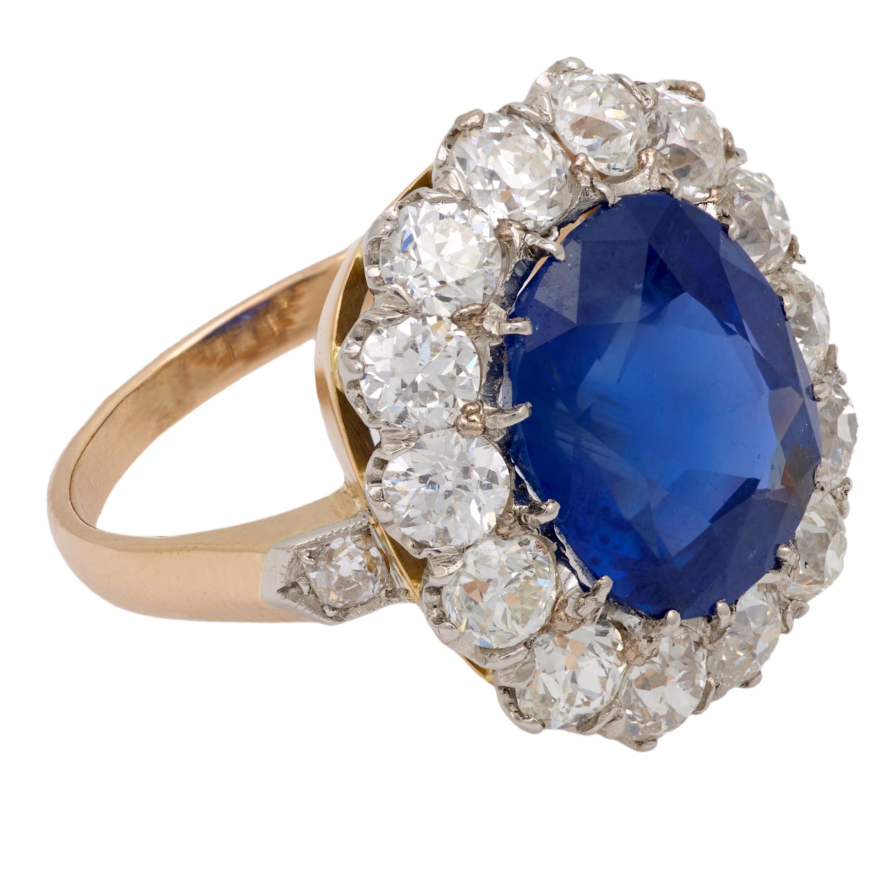 French GIA 6.44 carat no heat sapphire diamond 18k cluster ring In condizioni buone in vendita a Beverly Hills, CA