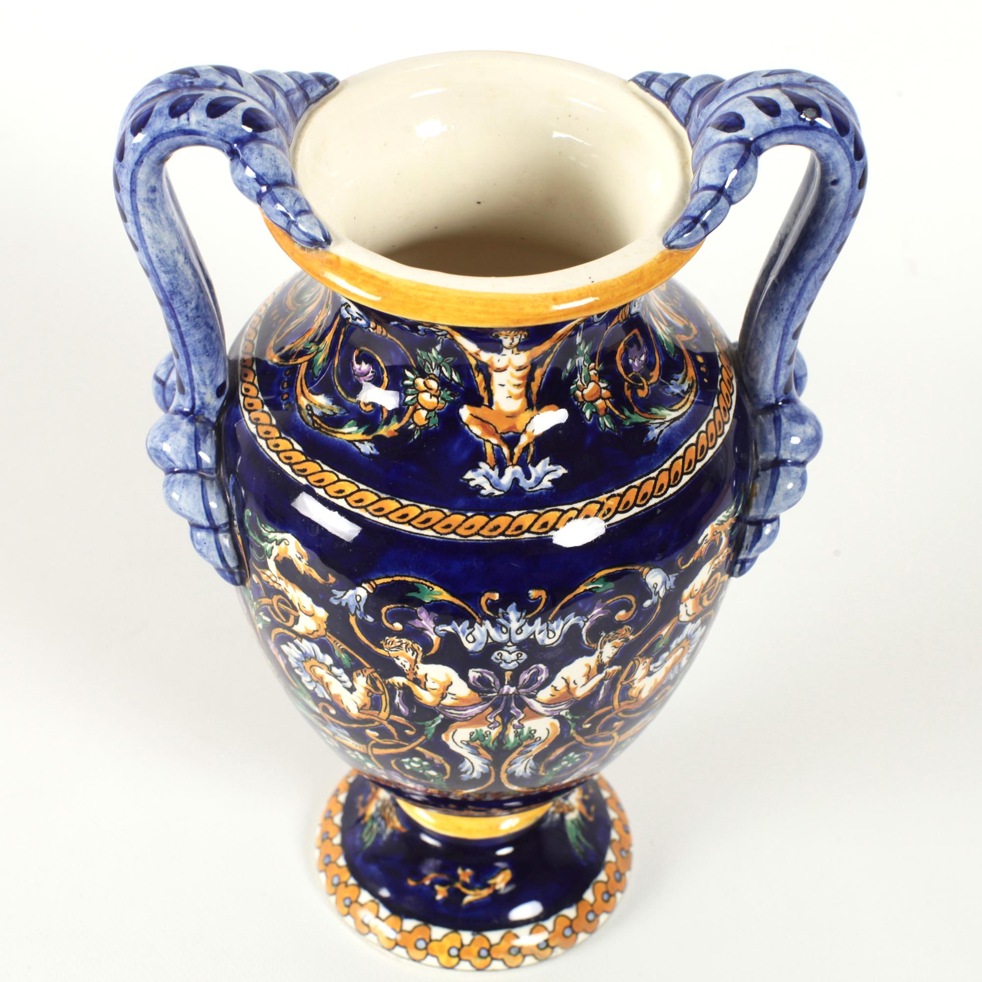 Jarrón francés de porcelana o loza pintado a mano del Renacimiento de Gien con asas en venta 2