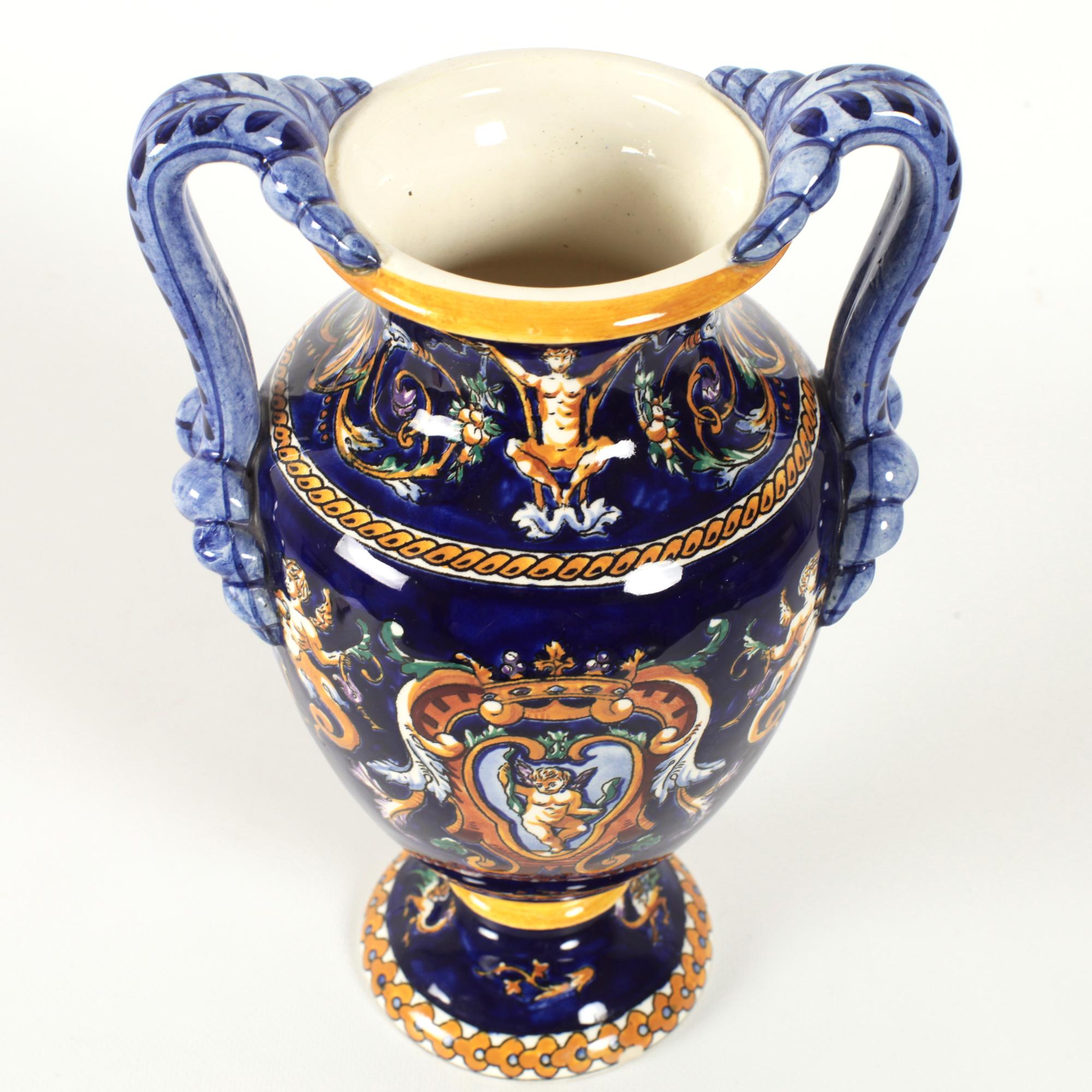 Vase en porcelaine ou en faïence peint à la main de la Renaissance française Gien avec poignées en vente 3