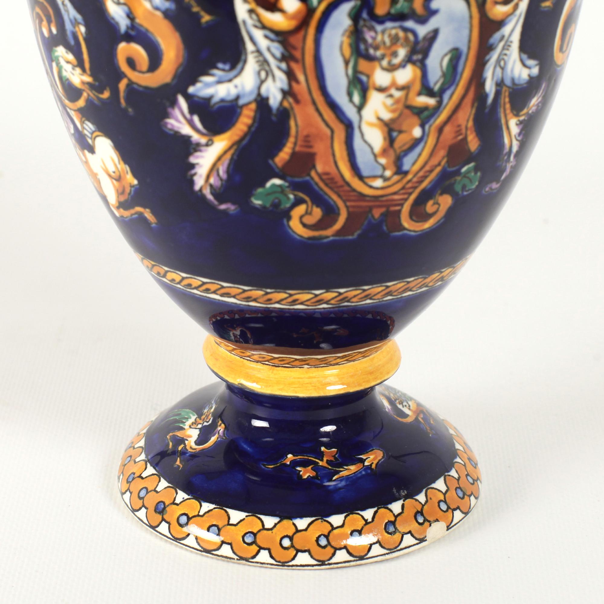 Jarrón francés de porcelana o loza pintado a mano del Renacimiento de Gien con asas en venta 4