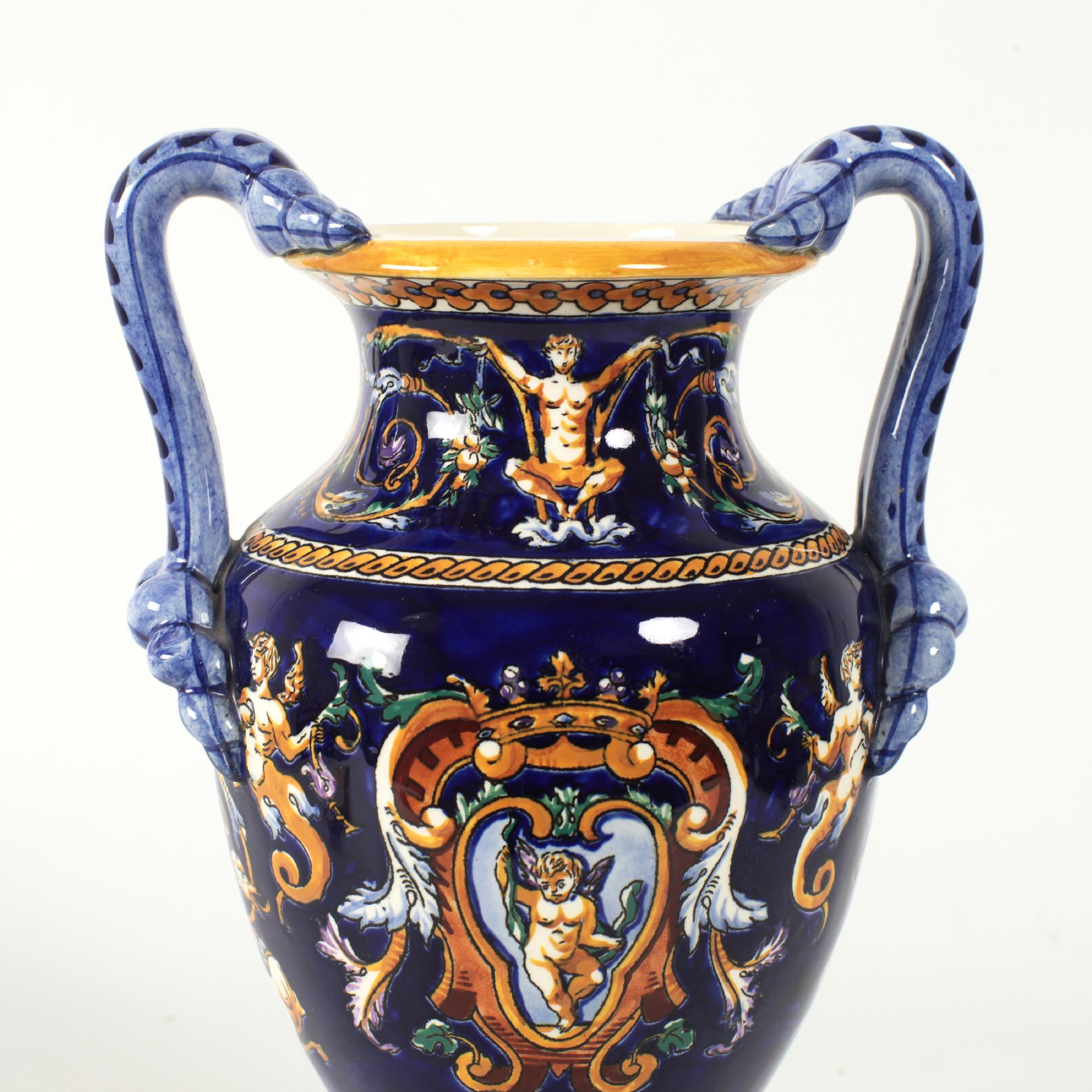 Vase en porcelaine ou en faïence peint à la main de la Renaissance française Gien avec poignées en vente 5