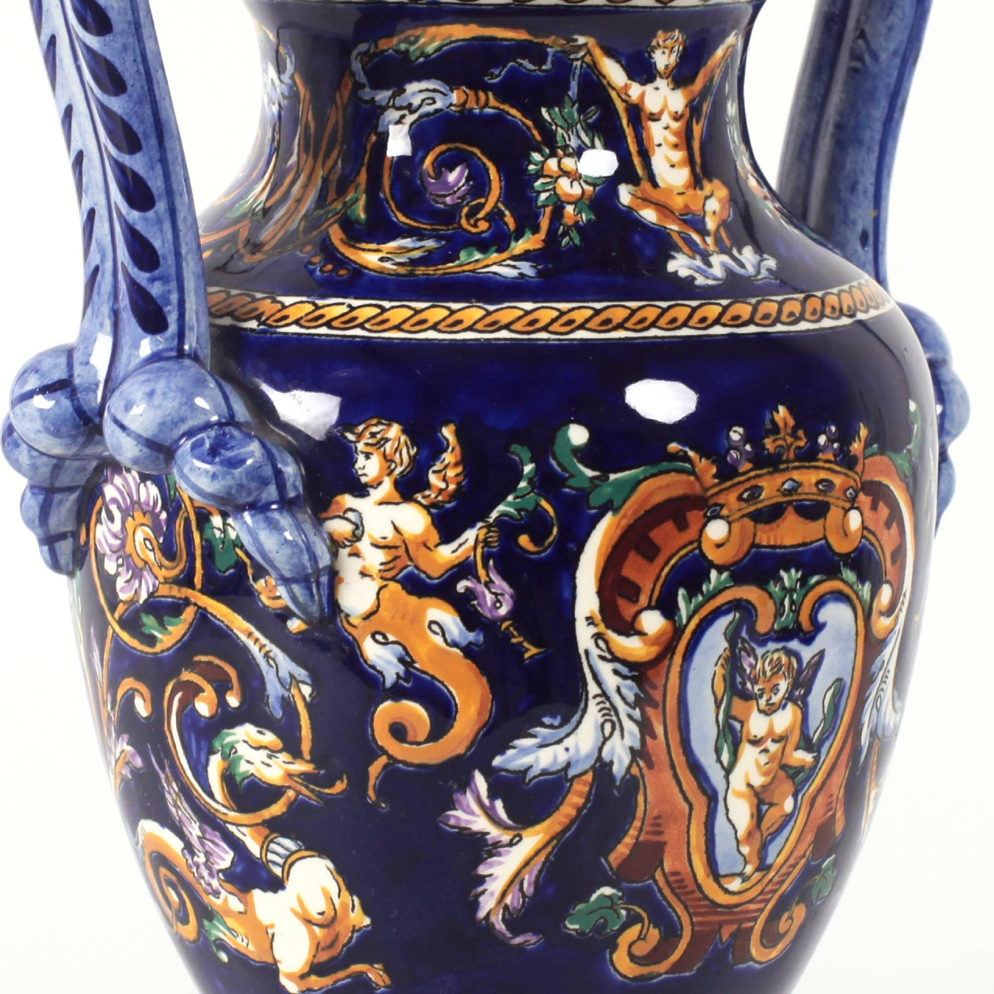Jarrón francés de porcelana o loza pintado a mano del Renacimiento de Gien con asas en venta 6