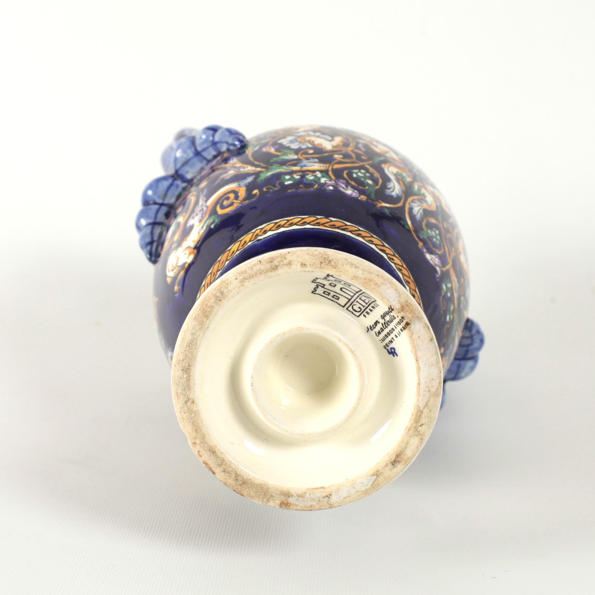 Vase en porcelaine ou en faïence peint à la main de la Renaissance française Gien avec poignées en vente 8