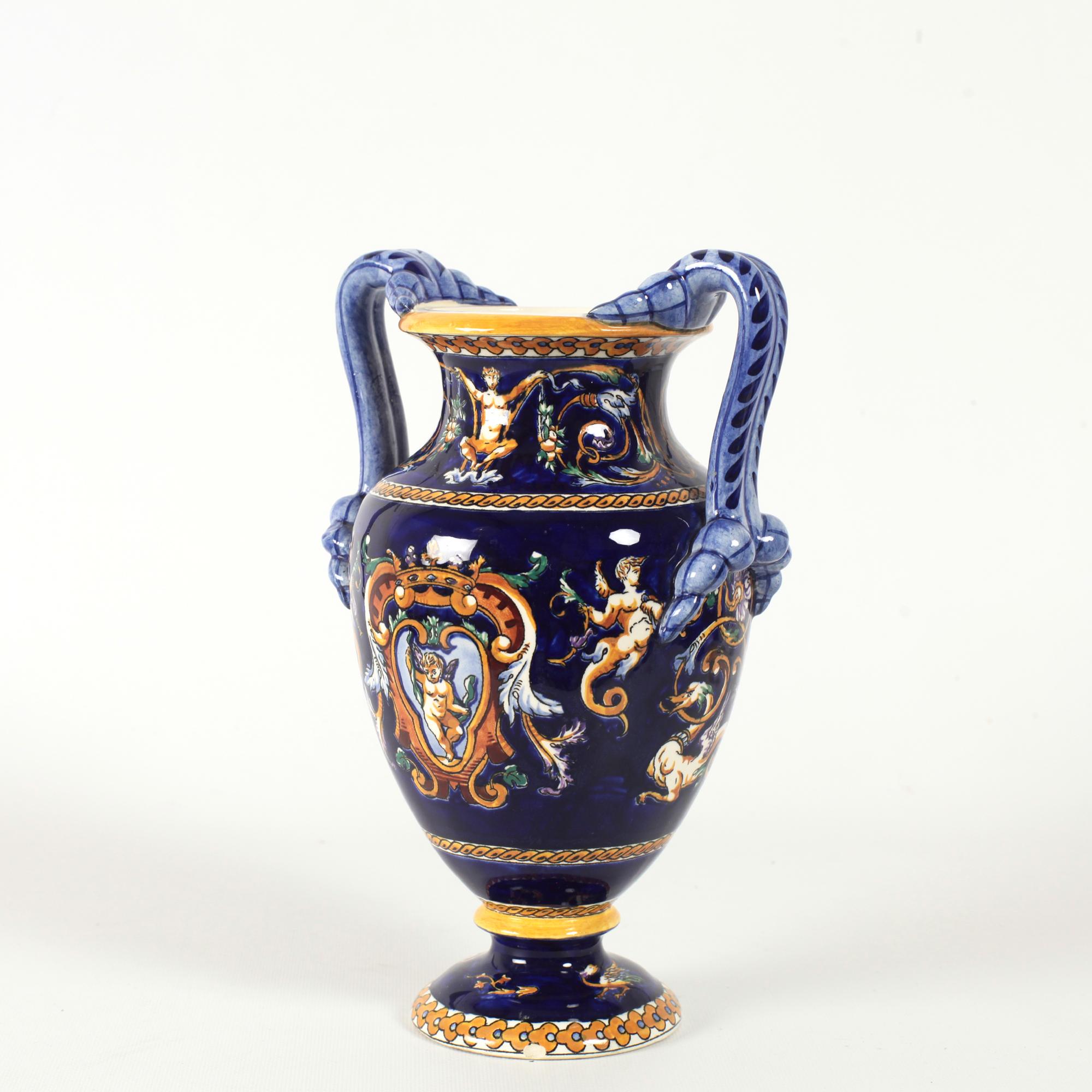 Vase en porcelaine ou en faïence peint à la main de la Renaissance française Gien avec poignées Bon état - En vente à Saint  Ouen, FR