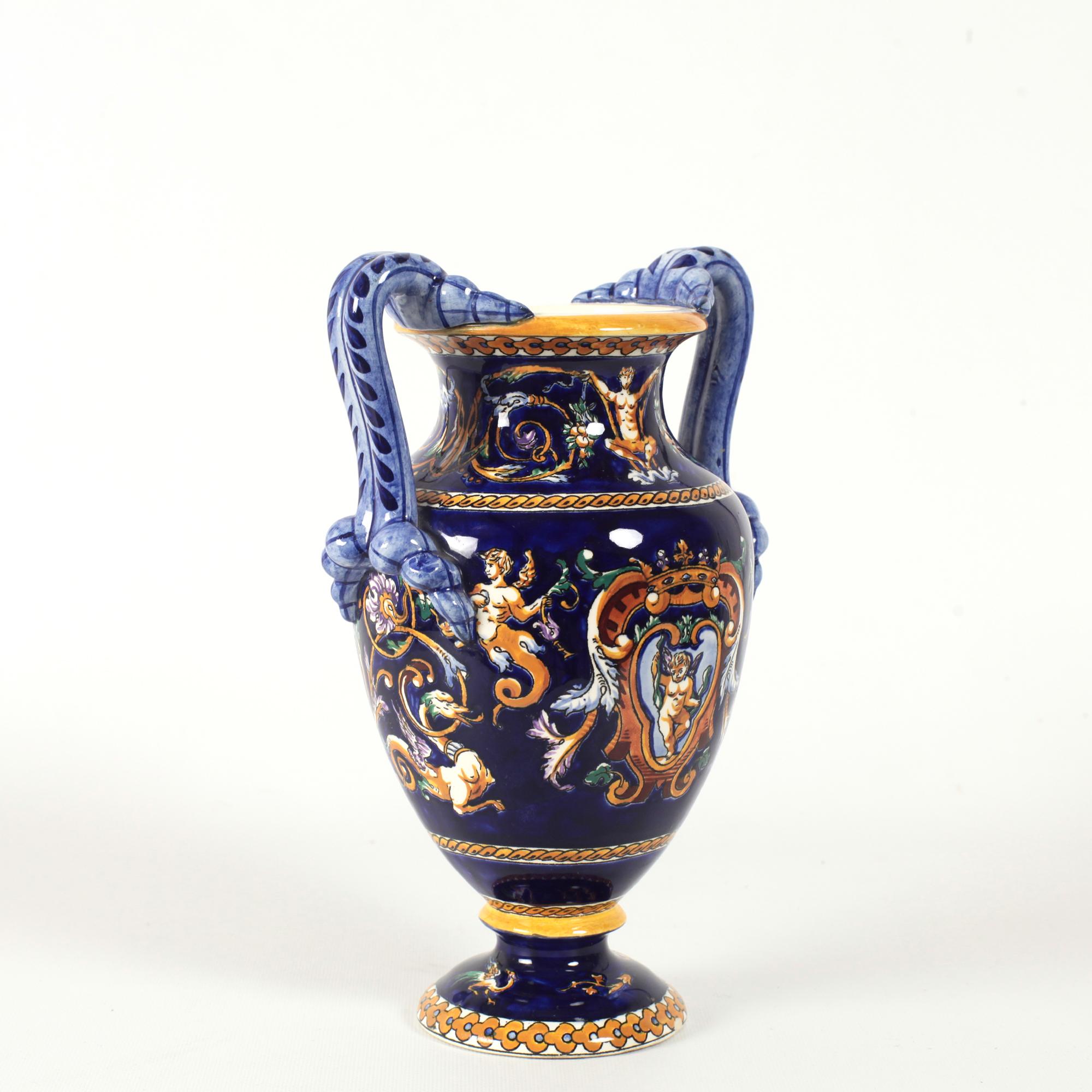 Fin du 20e siècle Vase en porcelaine ou en faïence peint à la main de la Renaissance française Gien avec poignées en vente