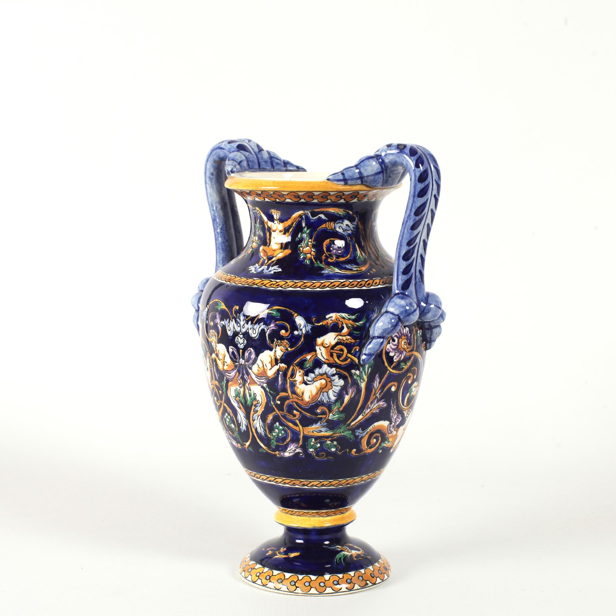 Faïence Vase en porcelaine ou en faïence peint à la main de la Renaissance française Gien avec poignées en vente