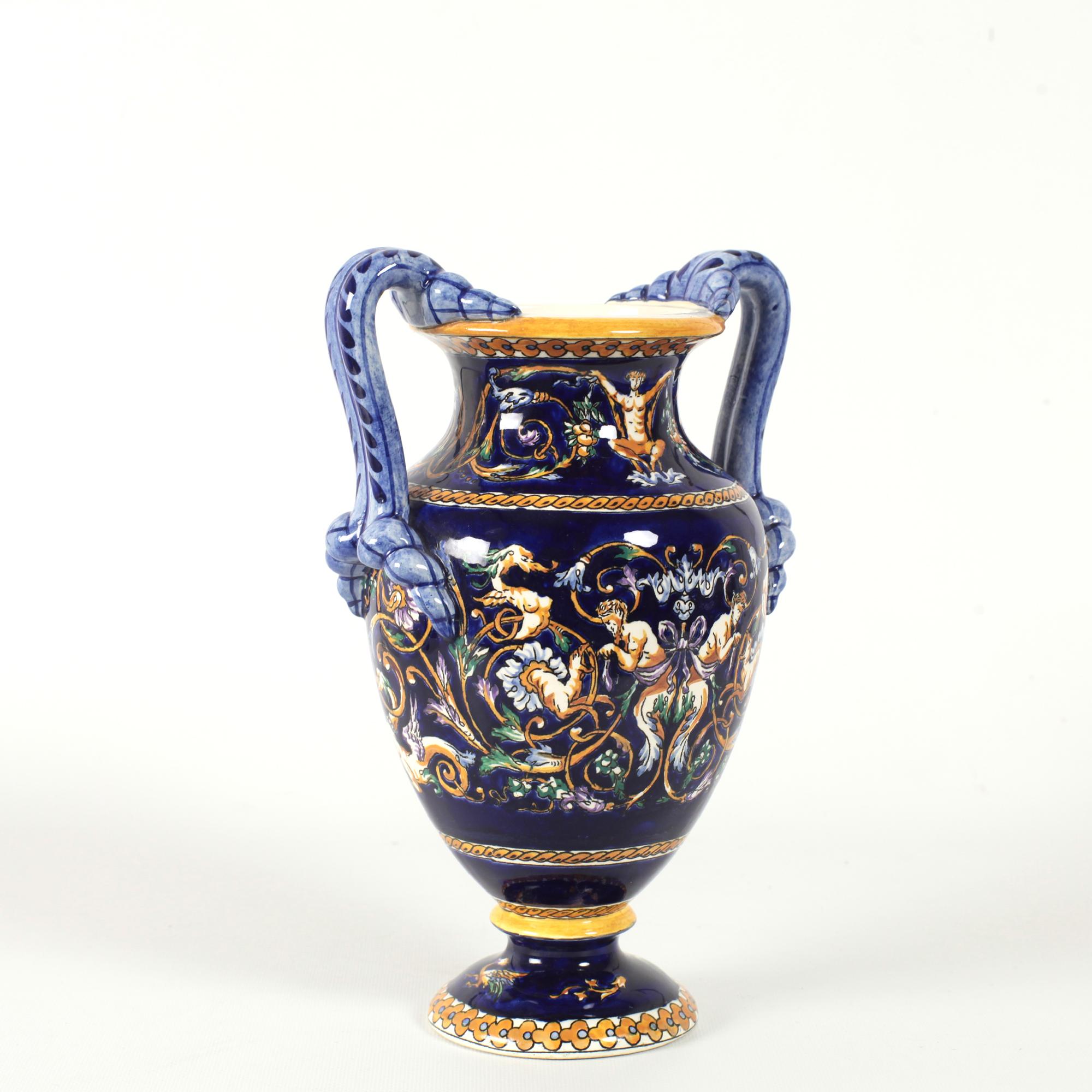 Vase en porcelaine ou en faïence peint à la main de la Renaissance française Gien avec poignées en vente 1