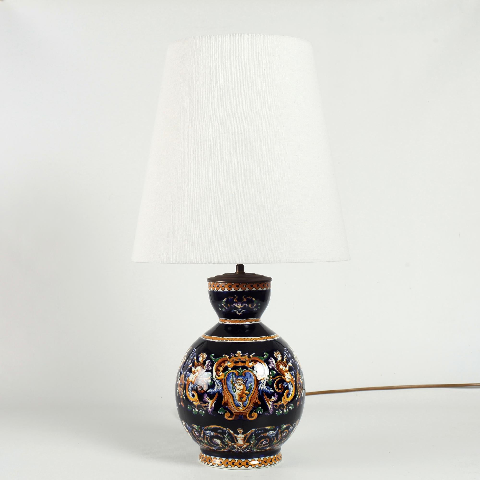 Lampe de table française de la Renaissance Gien peinte à la main en vente 4