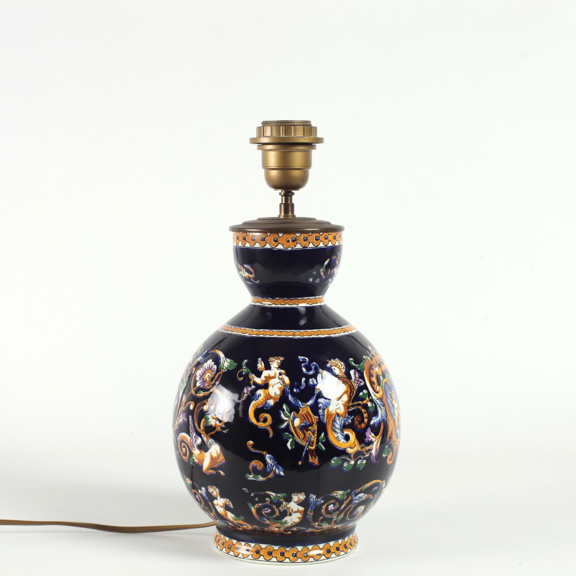 Lampe de table française de la Renaissance Gien peinte à la main Bon état - En vente à Saint  Ouen, FR